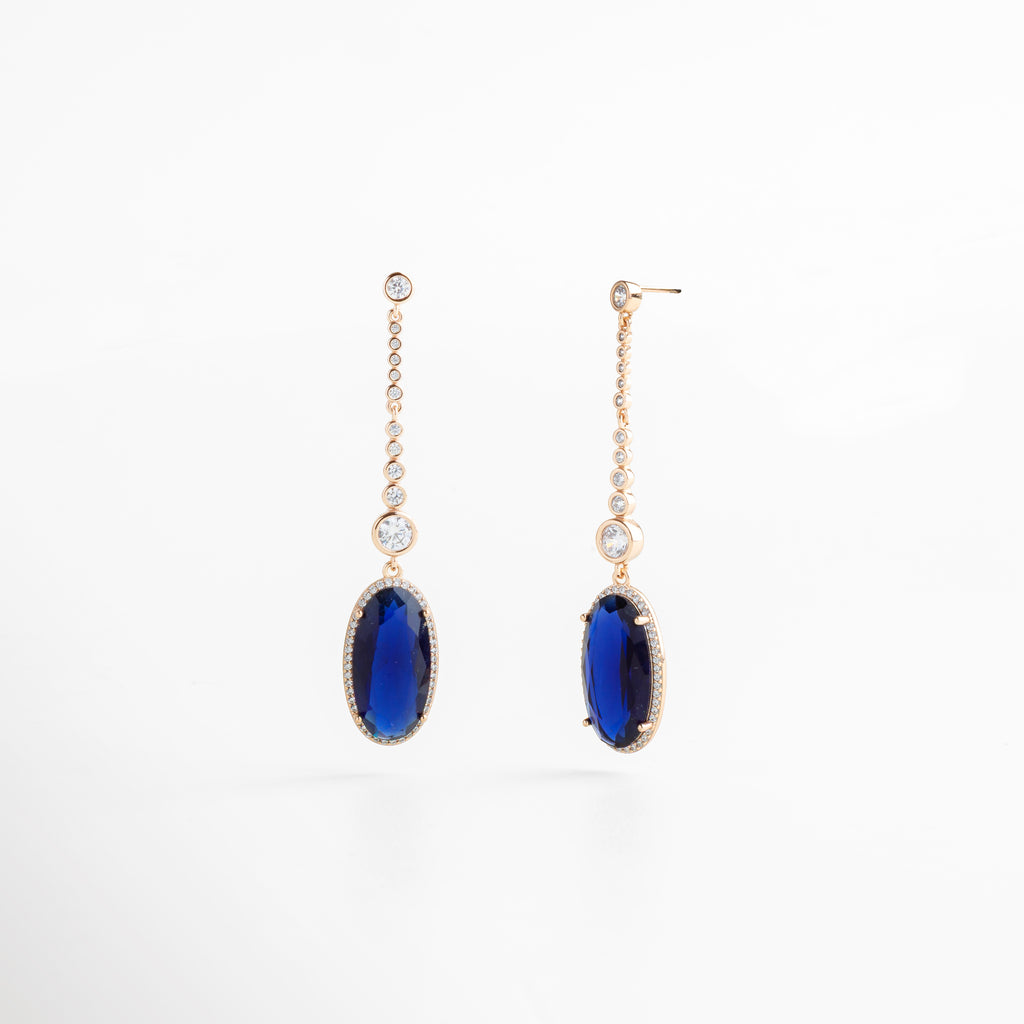 reverso de los aretes con acabado liso, broche seguro y cómodo, diseño ergonómico y funcional, estructura robusta que garantiza durabilidad, estética elegante en cada ángulo