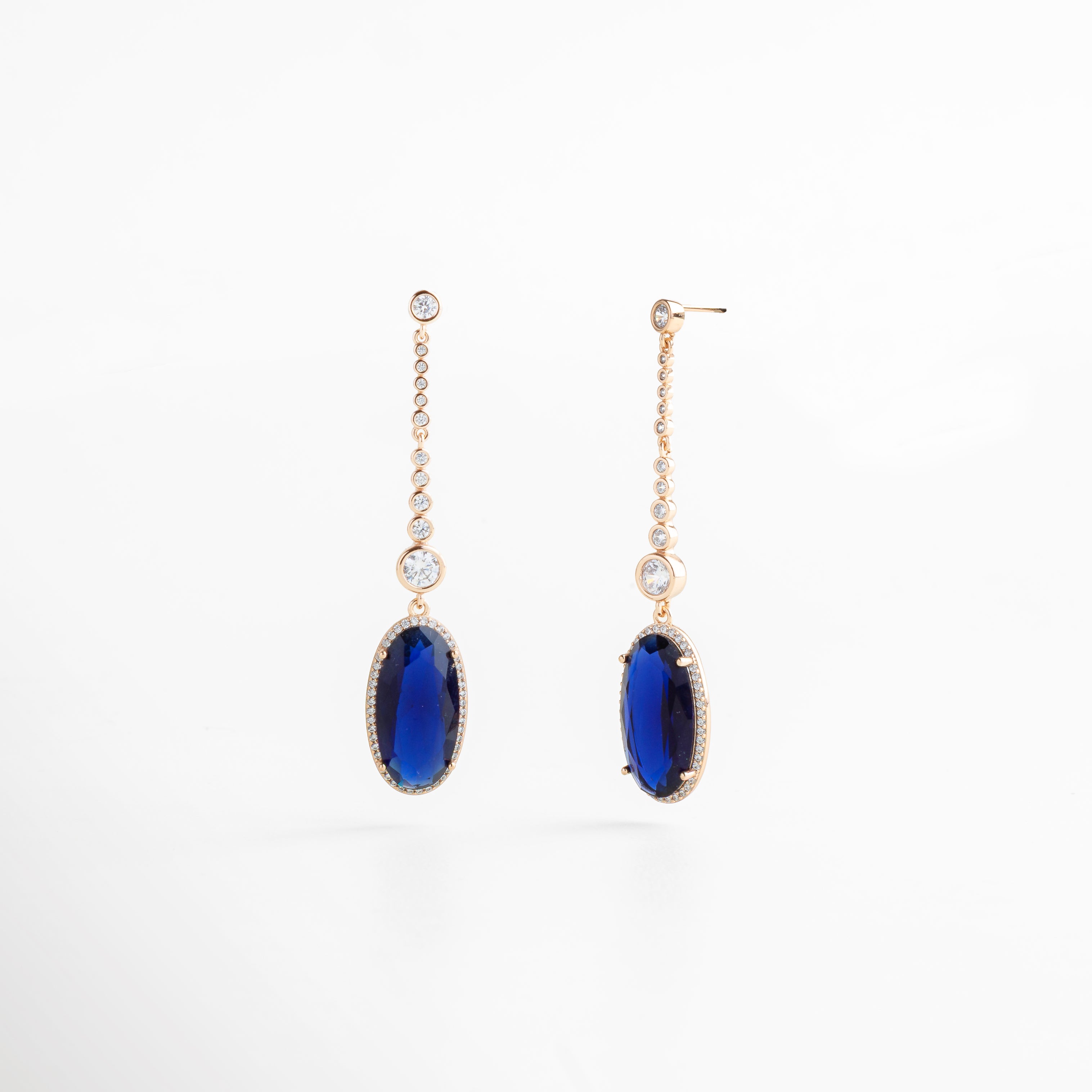 reverso de los aretes con acabado liso, broche seguro y cómodo, diseño ergonómico y funcional, estructura robusta que garantiza durabilidad, estética elegante en cada ángulo
