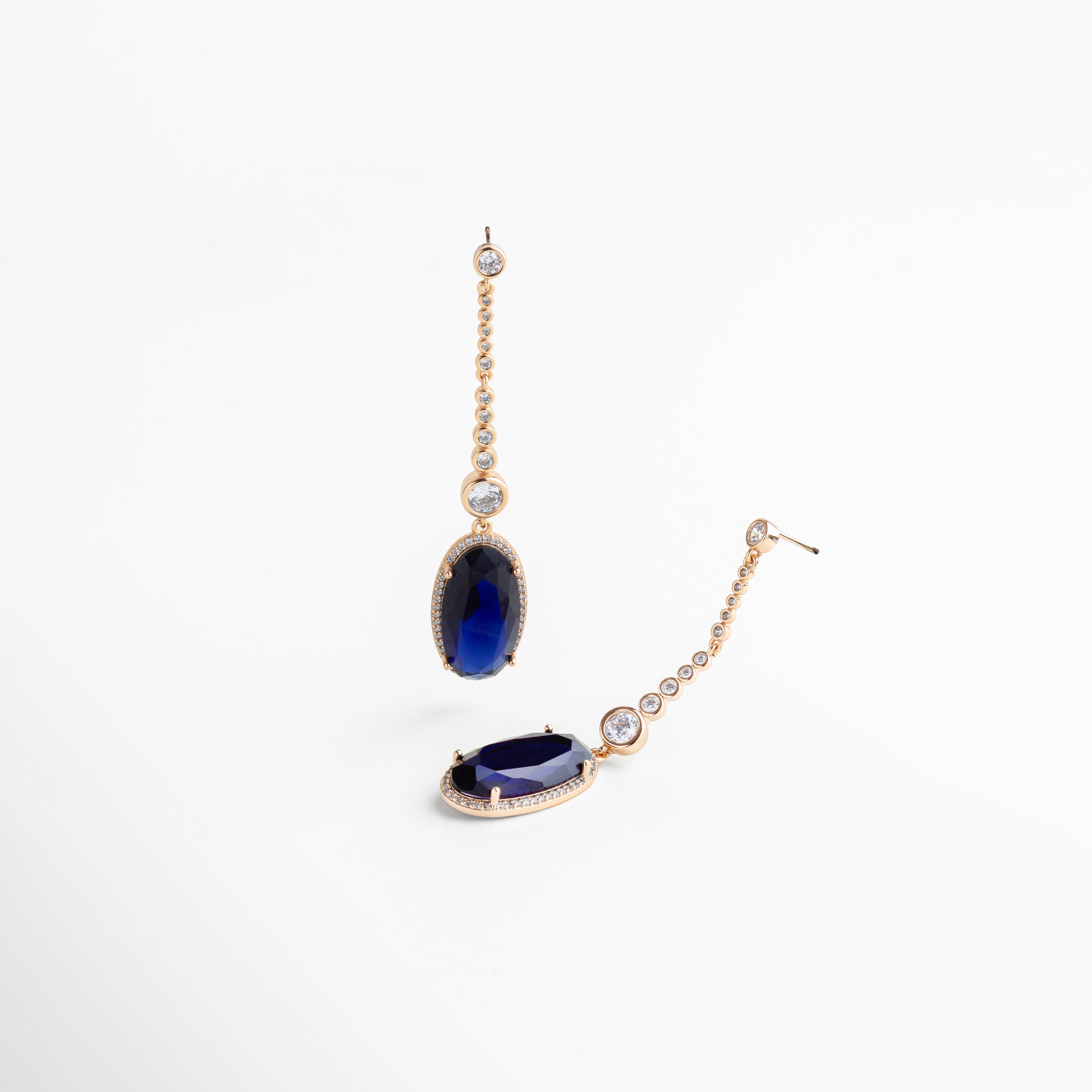 estructura resistente con acabado dorado, proporciones equilibradas entre largo y ancho, joya versátil para combinar con otros accesorios, detalle artesanal que realza la sofisticación, pieza pensada para destacar