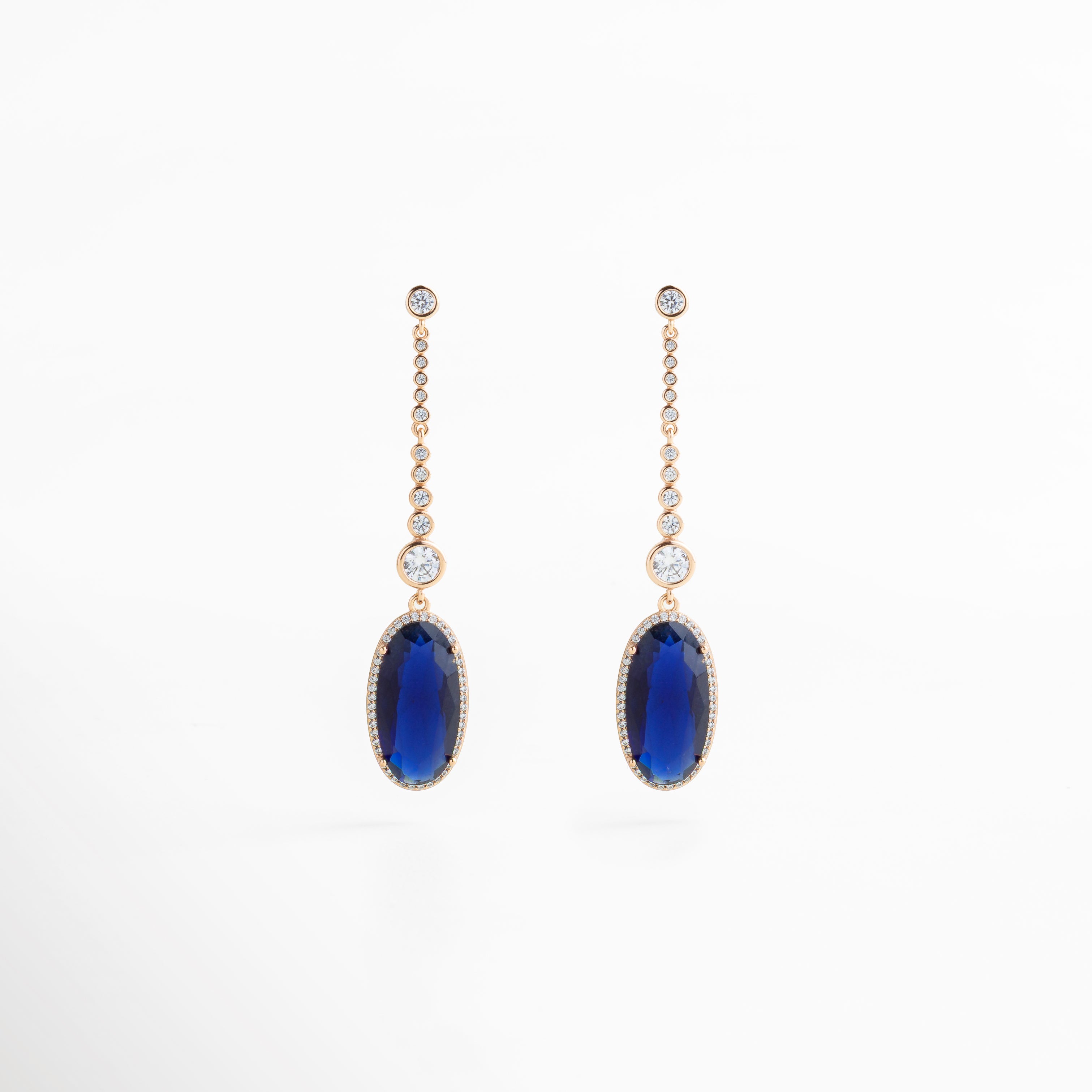 aretes dorados con piedras preciosas artificiales, diseño elegante y sofisticado, joyería de lujo para ocasiones especiales, accesorio llamativo que aporta brillo, aretes perfectos para elevar cualquier look