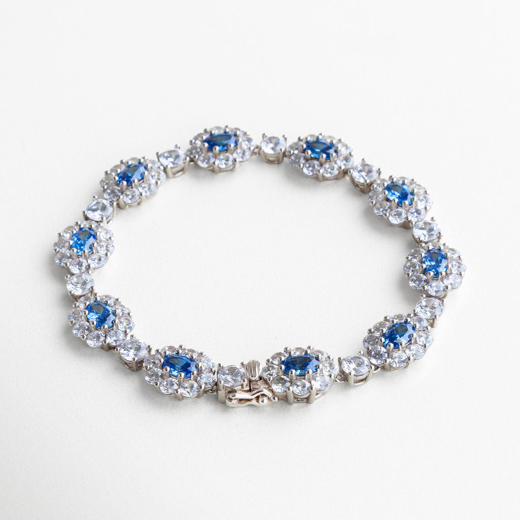 Pulsera elegante de plata ley 925 con acabado brillante y sofisticado, Diseño delicado con zirconias engarzadas que captan la luz con sutileza, Pieza ideal para complementar outfits formales y casuales con estilo, Brillo atemporal que aporta lujo discreto y refinado en cualquier ocasión, Acabado pulido que resalta la calidad y el detalle artesanal