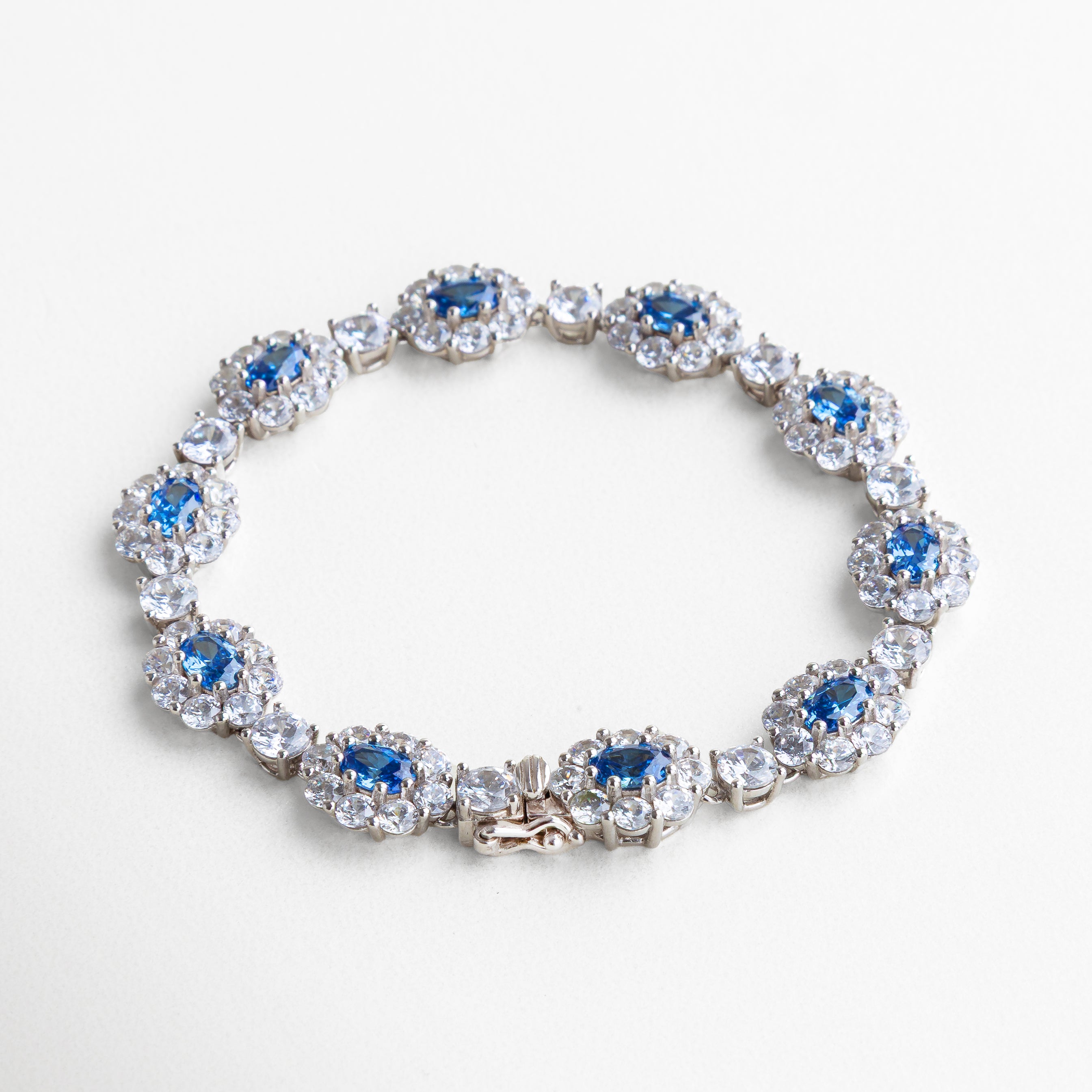 Pulsera elegante de plata ley 925 con acabado brillante y sofisticado, Diseño delicado con zirconias engarzadas que captan la luz con sutileza, Pieza ideal para complementar outfits formales y casuales con estilo, Brillo atemporal que aporta lujo discreto y refinado en cualquier ocasión, Acabado pulido que resalta la calidad y el detalle artesanal