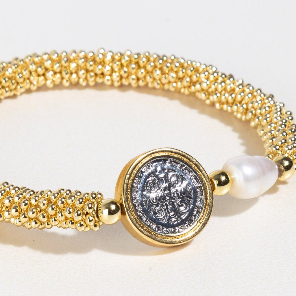Pulsera con Medallón de San Benito, pulsera dorada con medalla, pulsera religiosa con santo 