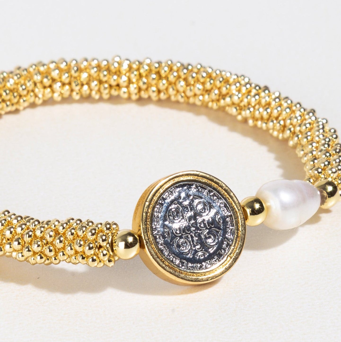 Pulsera con Medallón de San Benito, pulsera dorada con medalla, pulsera religiosa con santo 