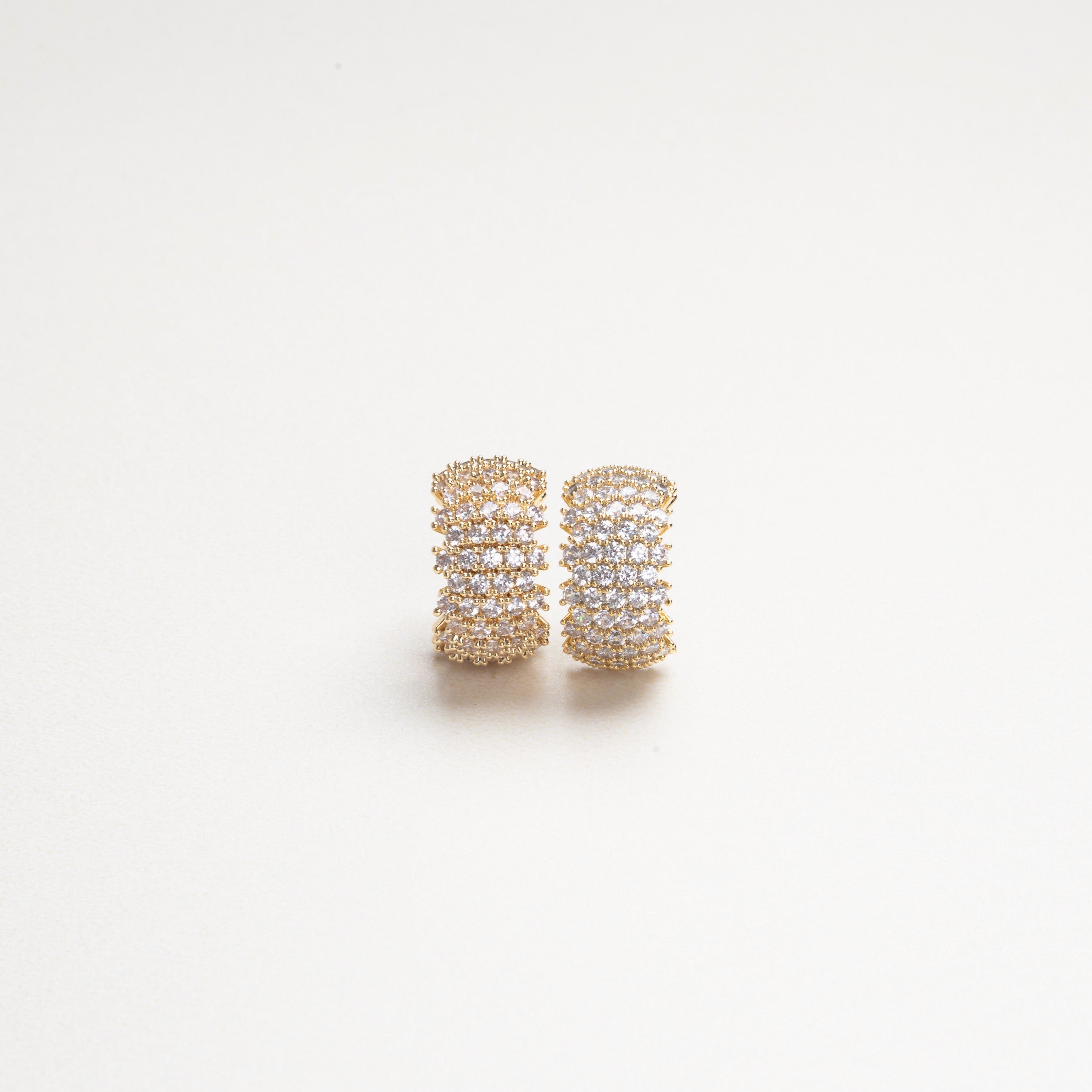 Aretes arracadas doradas con zirconas, aretes de noche con zirconias, aretes llamativos, golden hoops earrings 
