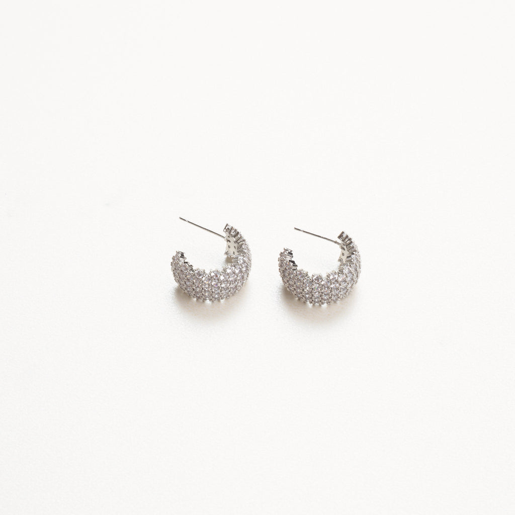 aretes arracadas de poste echos a base de zirconias plateadas 