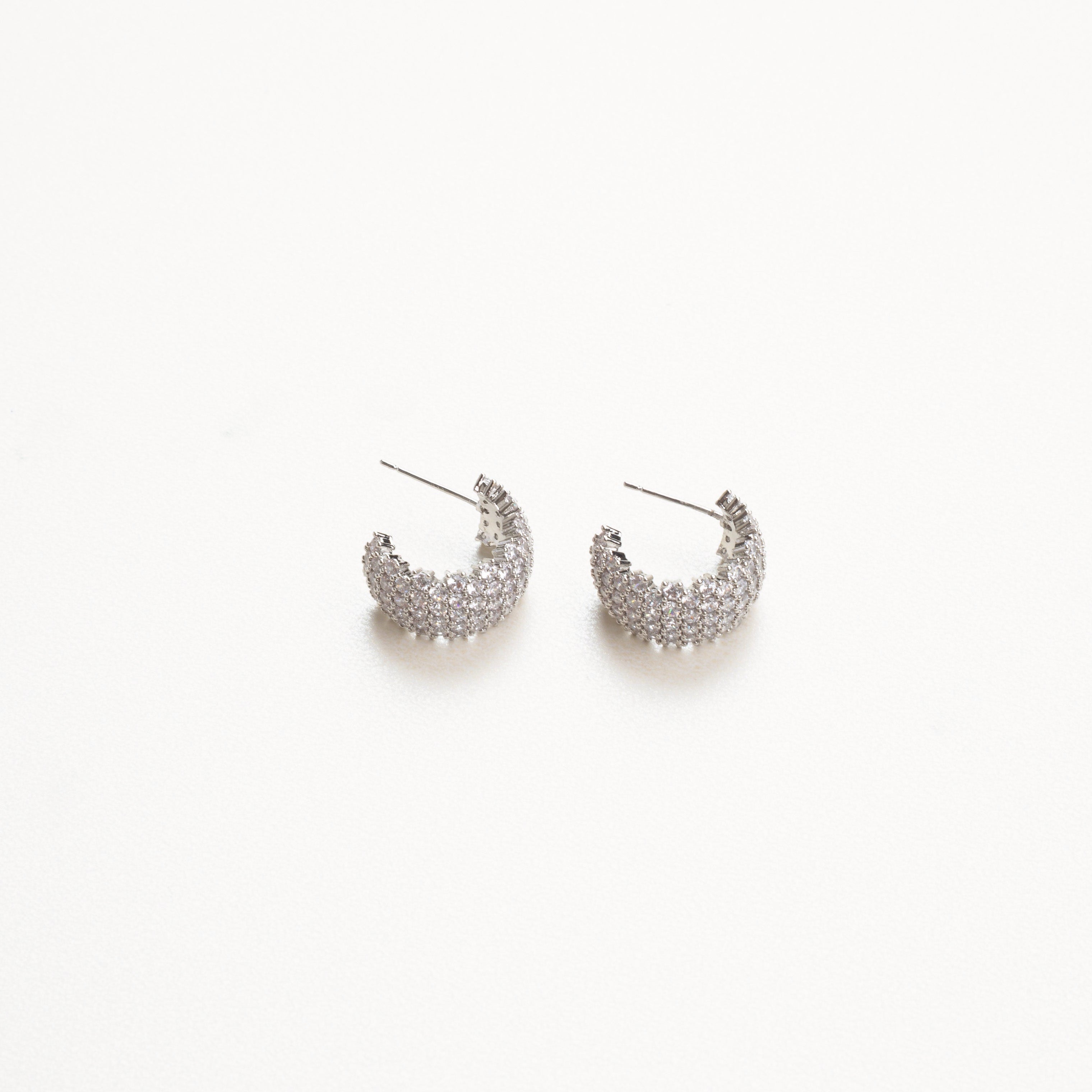 aretes arracadas de poste echos a base de zirconias plateadas 