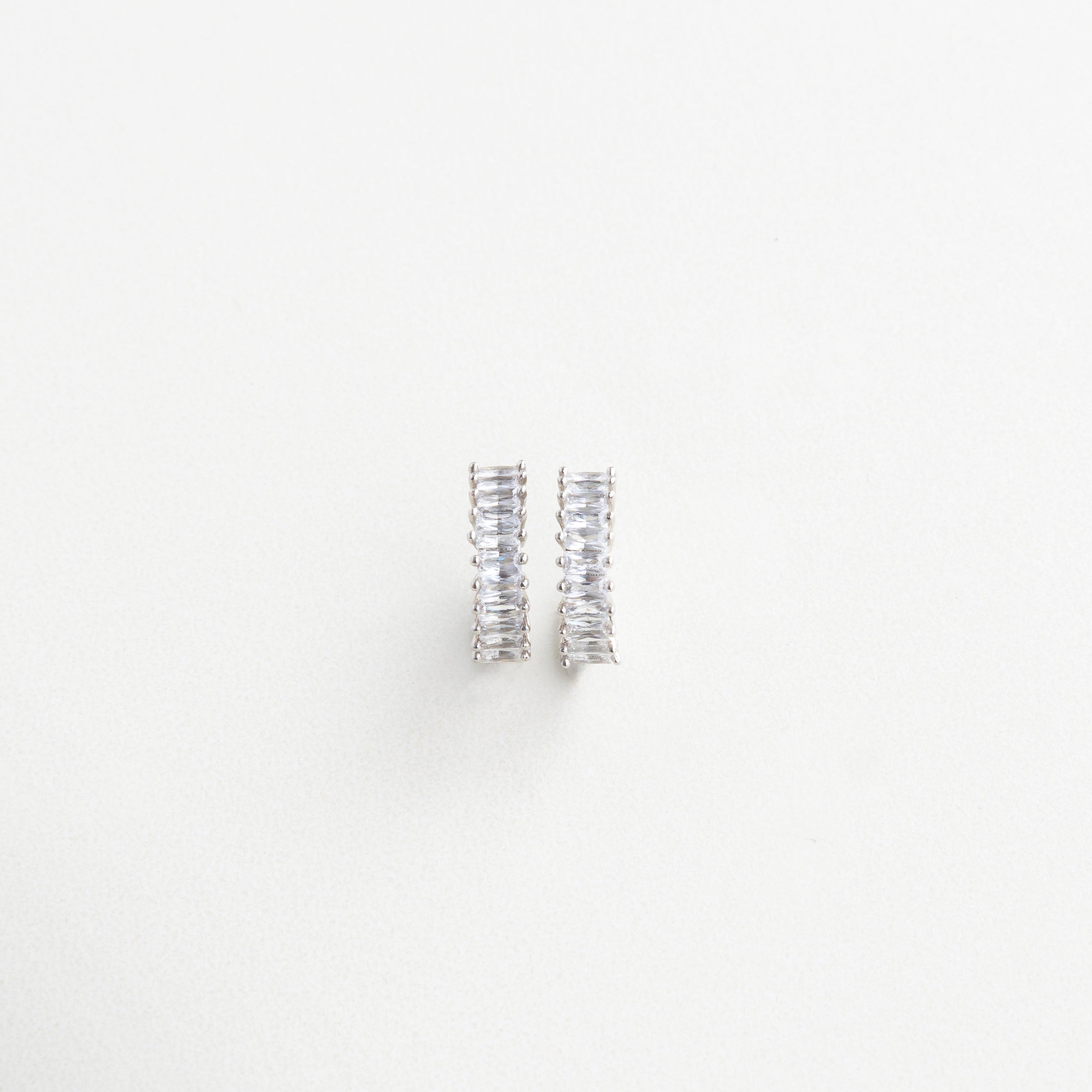 Arracadas pequeñas con zirconias brillantes y acabado pulido, Par de arracadas minimalistas con incrustaciones de zirconias, Aretes tipo arracada con diseño elegante y brillo sutil, Arracadas redondas de 1 cm con destellos delicados