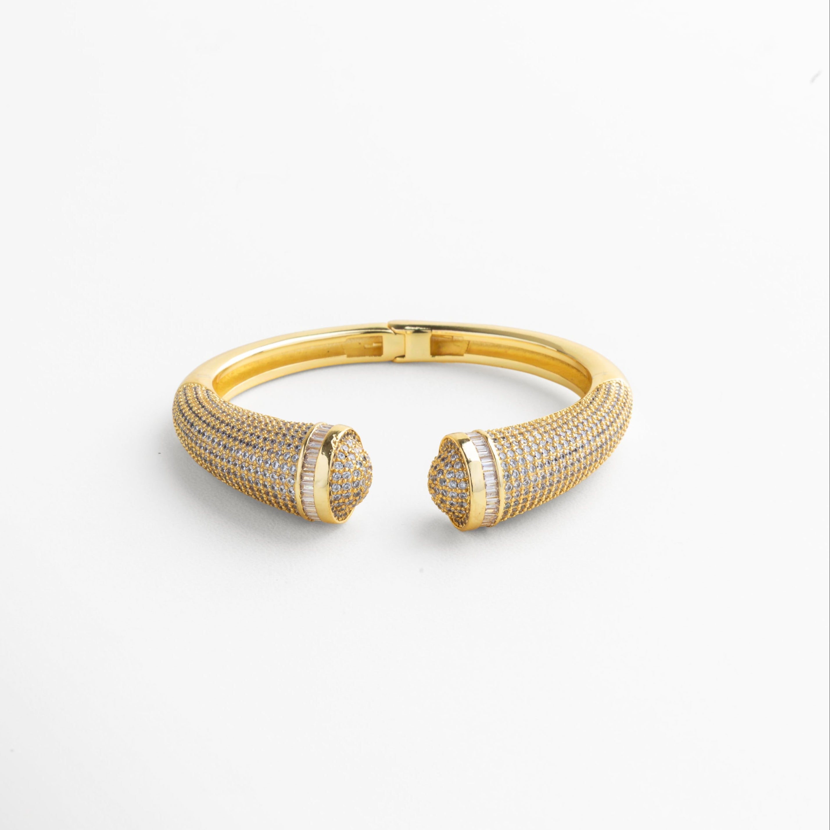 Pulsera dorada rígida con zirconias brillantes, Brazalete elegante con diseño abierto sin broche, Joya dorada con brillo uniforme y forma curva, Pulsera estructurada con acabado en chapa de oro 18K, Diseño minimalista con toque sofisticado y atemporal