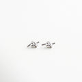 Aretes con diseño de nudo entrelazado y acabado brillante, Par de aretes elegantes estilo nudo con forma clásica, Aretes entrelazados con diseño simbólico y sofisticado, Joyería de diseño fluido con forma de lazo estilizado