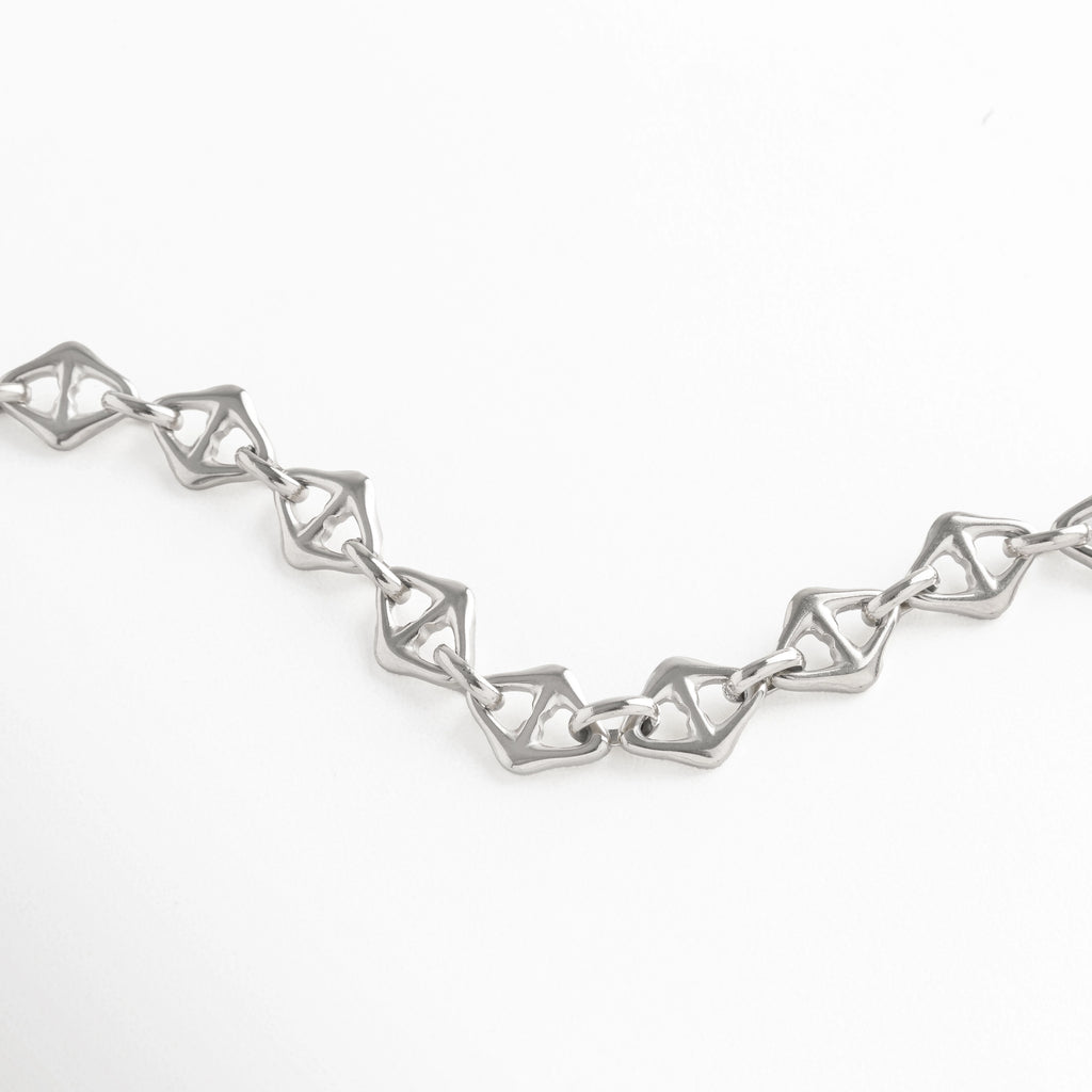 Collar de eslabones plateados con figuras geométricas modernas, Diseño elegante en plata con eslabones entrelazados únicos, Collar geométrico plateado, ideal para looks contemporáneos.