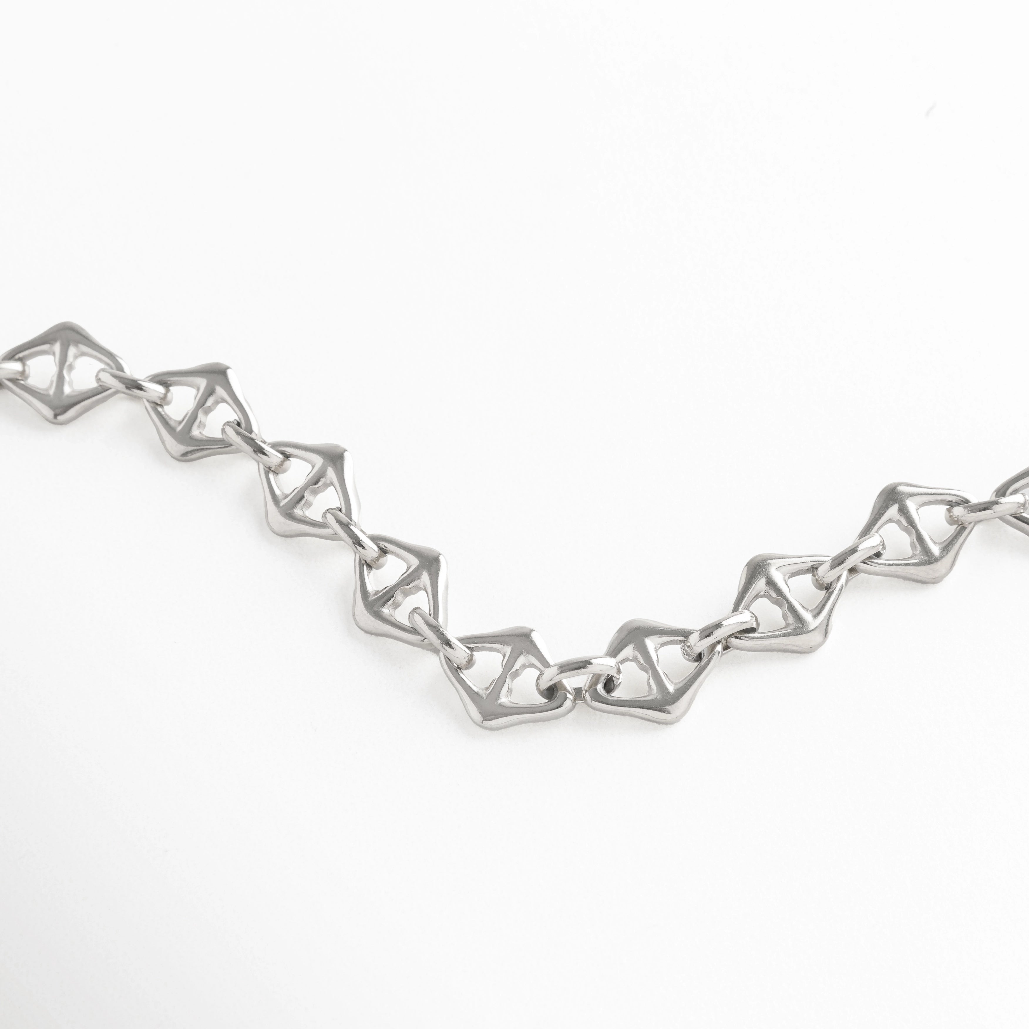 Collar de eslabones plateados con figuras geométricas modernas, Diseño elegante en plata con eslabones entrelazados únicos, Collar geométrico plateado, ideal para looks contemporáneos.