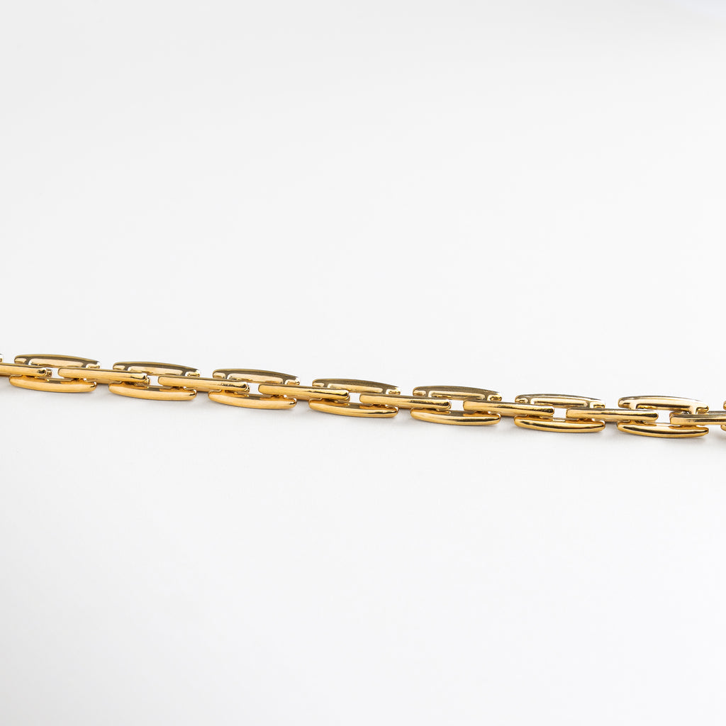 Detalle de eslabones del collar Amelia Golden, Acabado brillante en eslabones dorados de acero, Textura pulida y estructura del collar dorado, Cierre del collar Amelia en vista de primer plano