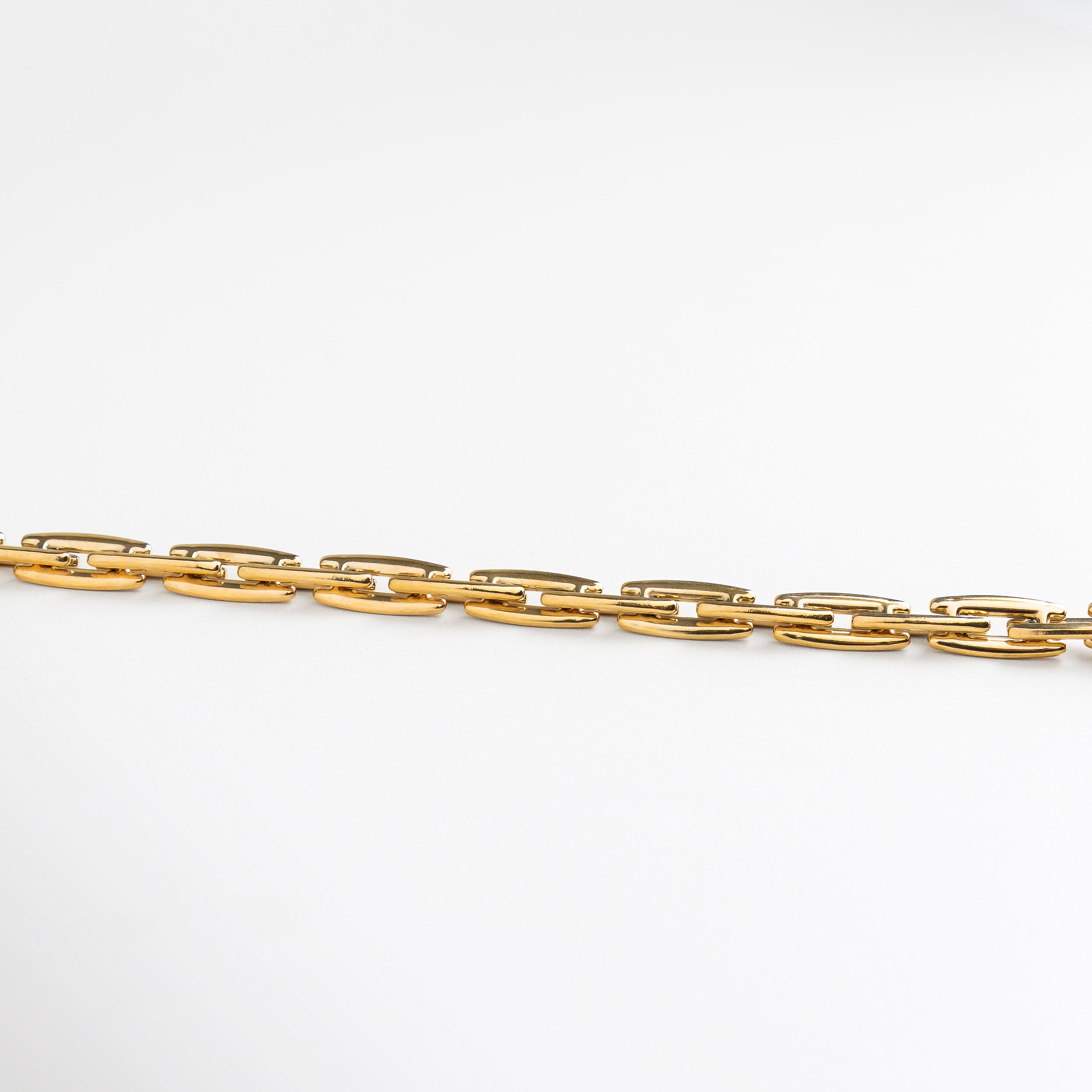 Detalle de eslabones del collar Amelia Golden, Acabado brillante en eslabones dorados de acero, Textura pulida y estructura del collar dorado, Cierre del collar Amelia en vista de primer plano