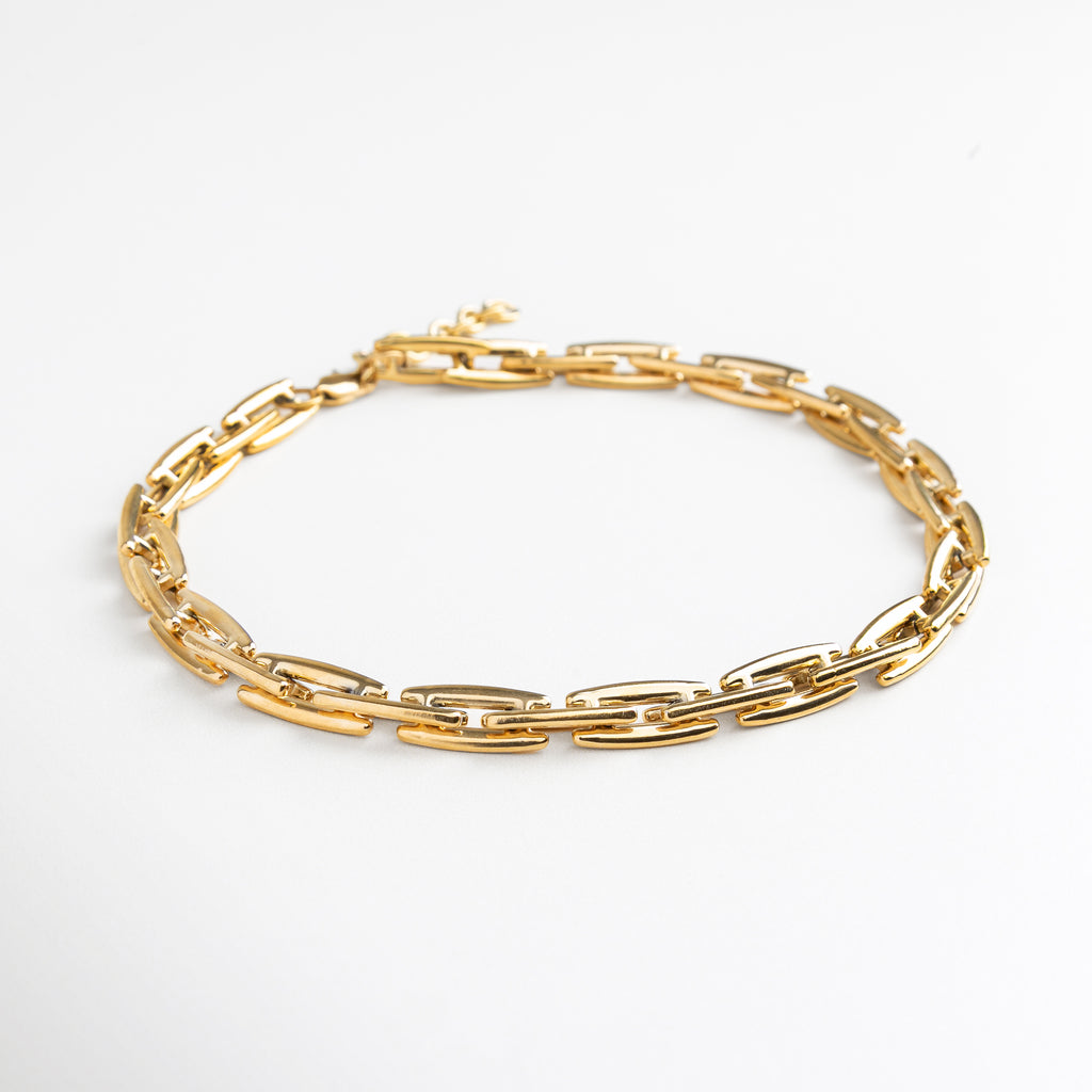 Collar de eslabones dorados con diseño moderno, Collar Amelia Golden de acero inoxidable con acabado en oro, Joya estructurada tipo cadena en tono dorado, Collar chunky dorado con eslabones anchos y elegantes