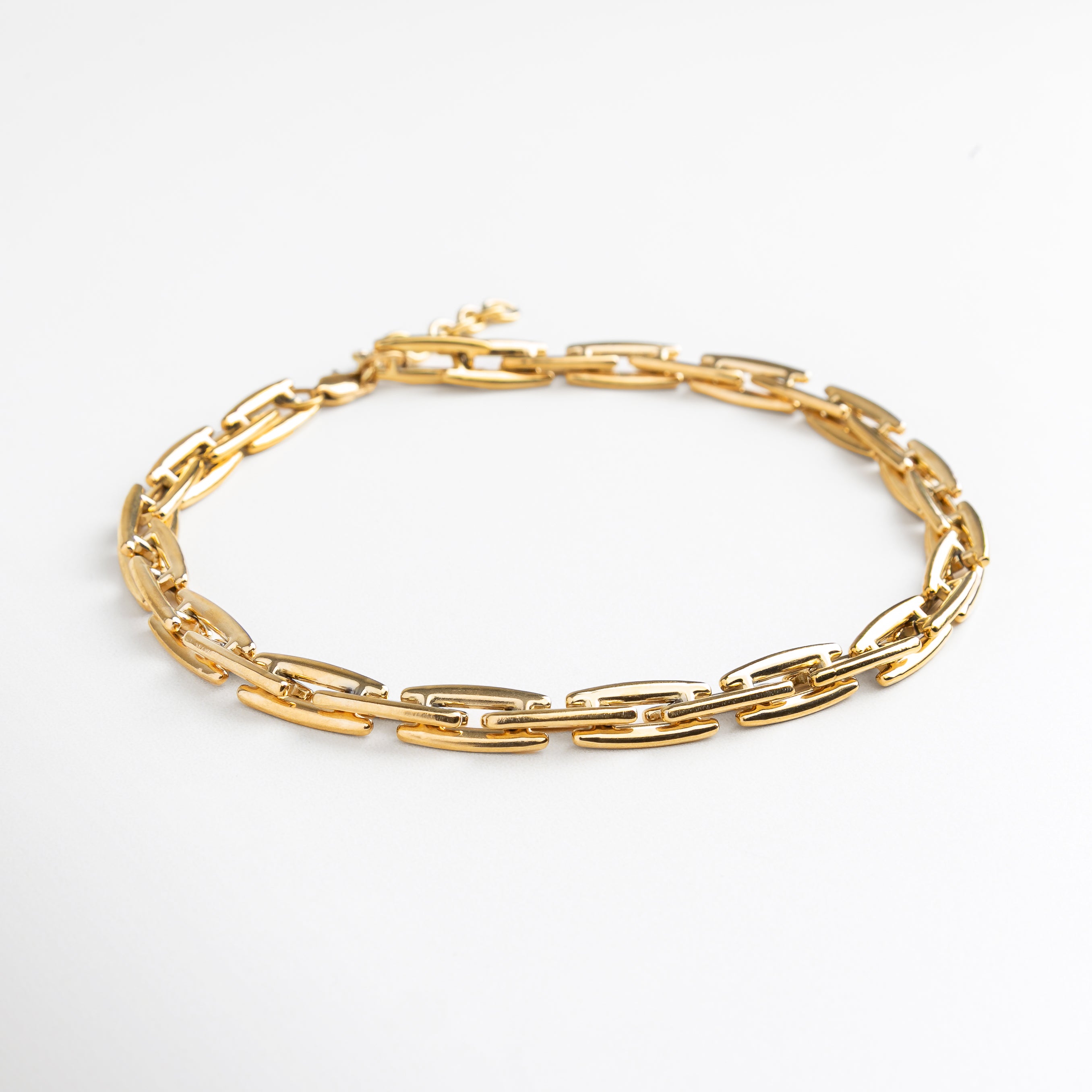 Collar de eslabones dorados con diseño moderno, Collar Amelia Golden de acero inoxidable con acabado en oro, Joya estructurada tipo cadena en tono dorado, Collar chunky dorado con eslabones anchos y elegantes