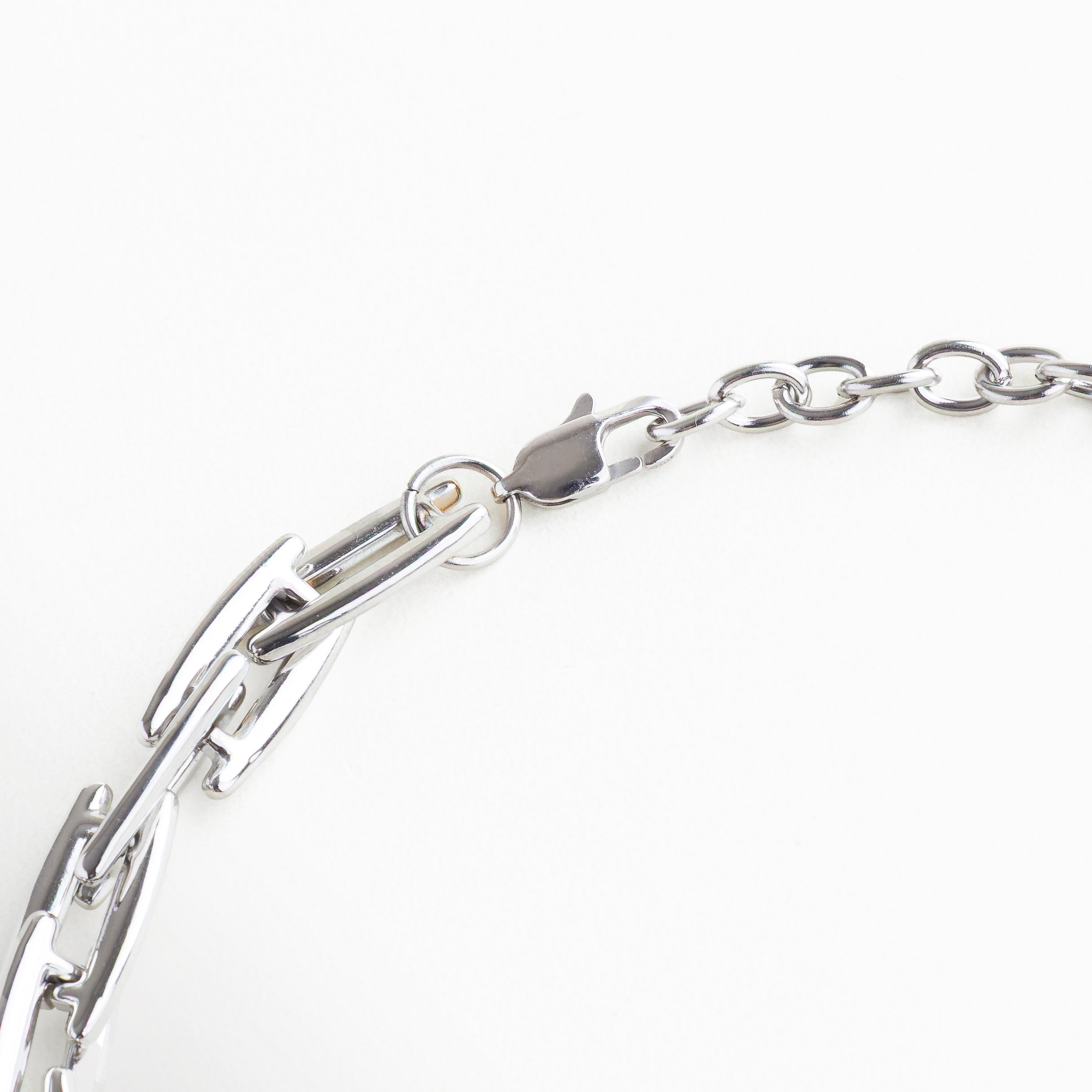Collar Amelia plateado visto de frente, con eslabones anchos y diseño estructurado de acero inoxidable enchapado en plata. Vista frontal del collar de eslabones plateados, con estructura moderna y acabado brillante sobre fondo neutro. Collar en tono plateado con eslabones rectangulares interconectados, estilo fuerte y elegante. Primer plano frontal del Collar Amelia, destacando su silueta robusta y diseño contemporáneo. Collar plateado de acero inoxidable con diseño protagonista, ideal para 