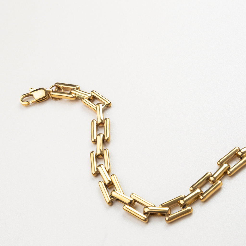 Collar de cadena gruesa dorada con eslabones grandes, ideal como accesorio statement para looks modernos y elegantes