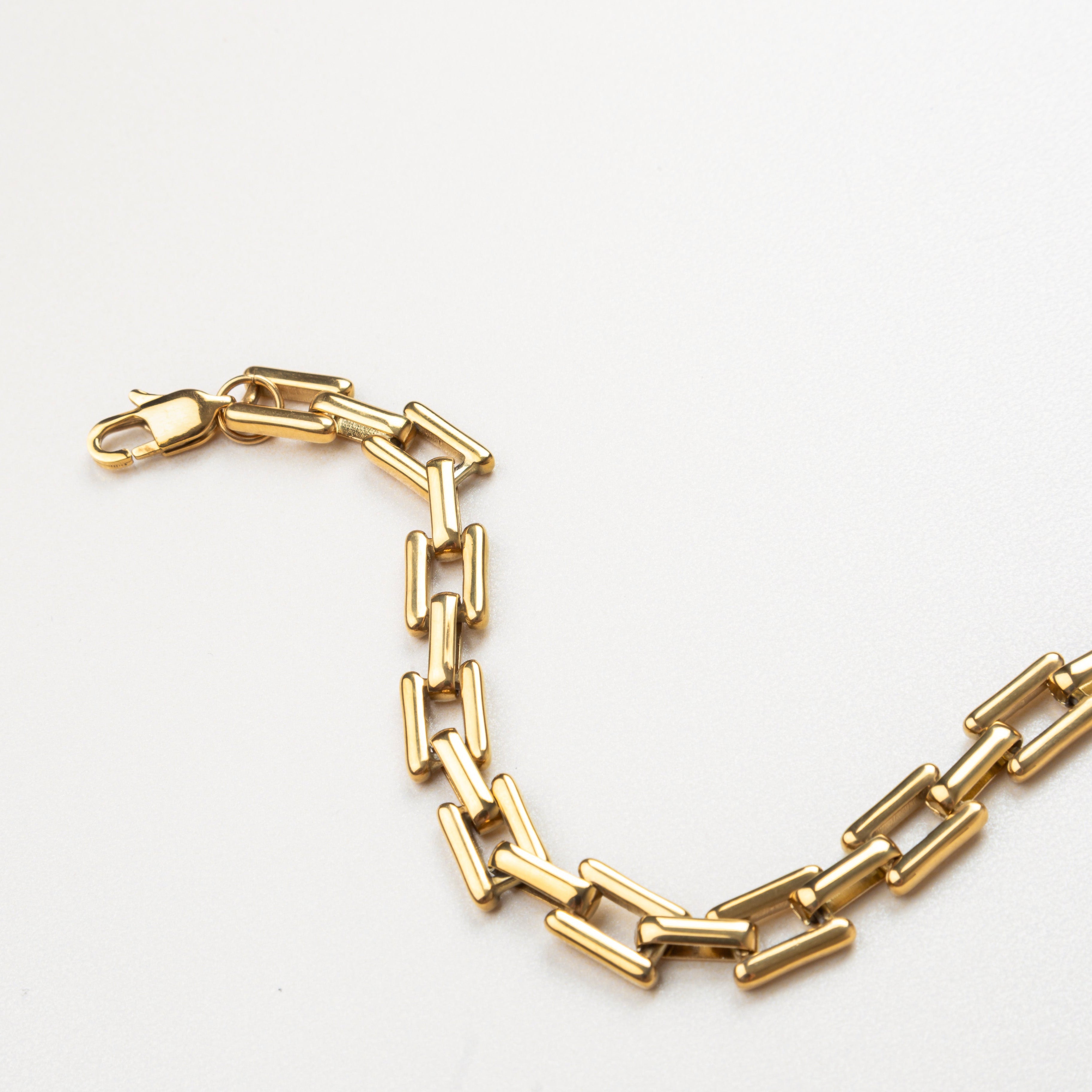 Collar de cadena gruesa dorada con eslabones grandes, ideal como accesorio statement para looks modernos y elegantes