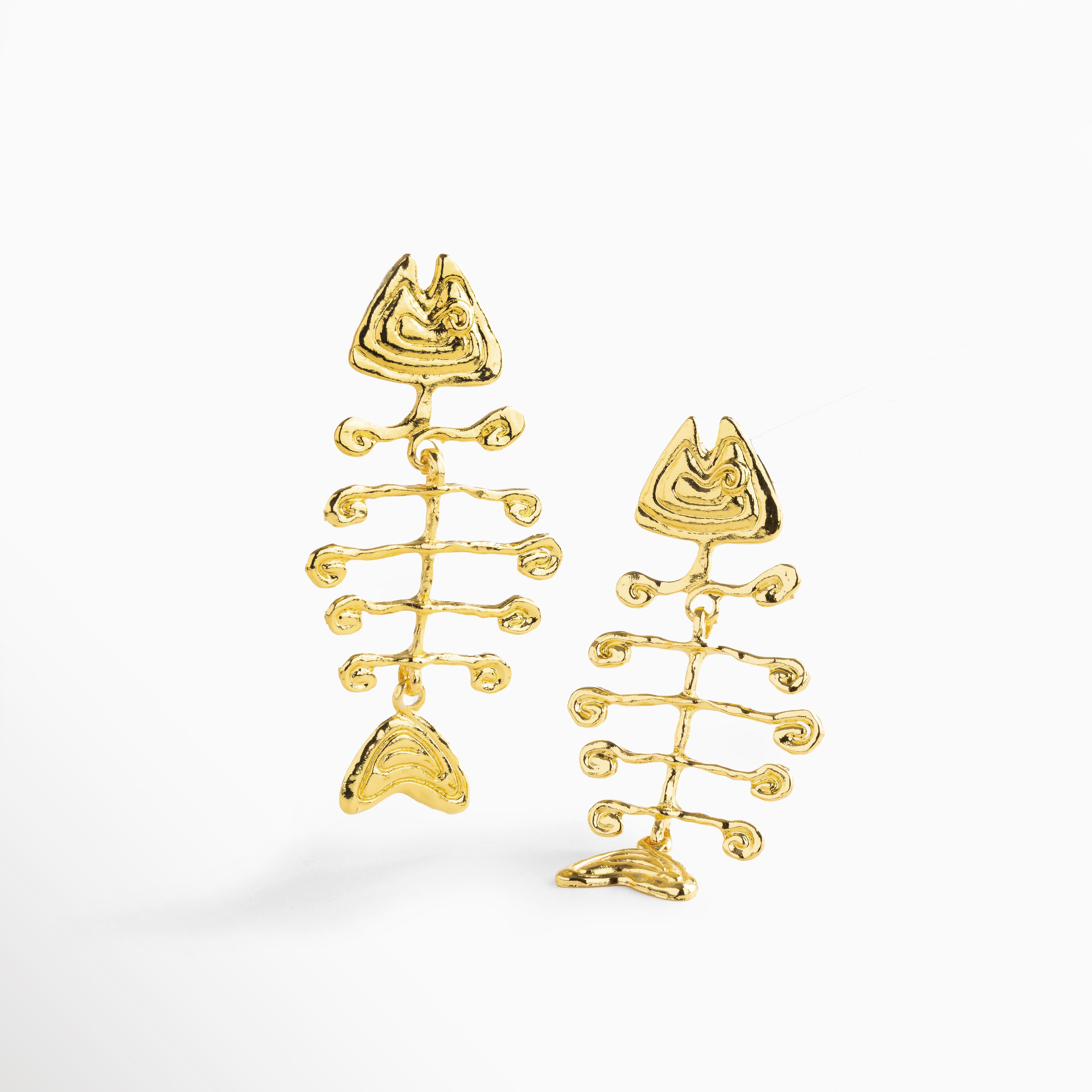 Aretes dorados con diseño de esqueleto de pescado, Pendientes largos de acero inoxidable con forma orgánica, Aretes modernos dorados con silueta de esqueleto marino, Diseño audaz y edgy de aretes con estructura de pez
