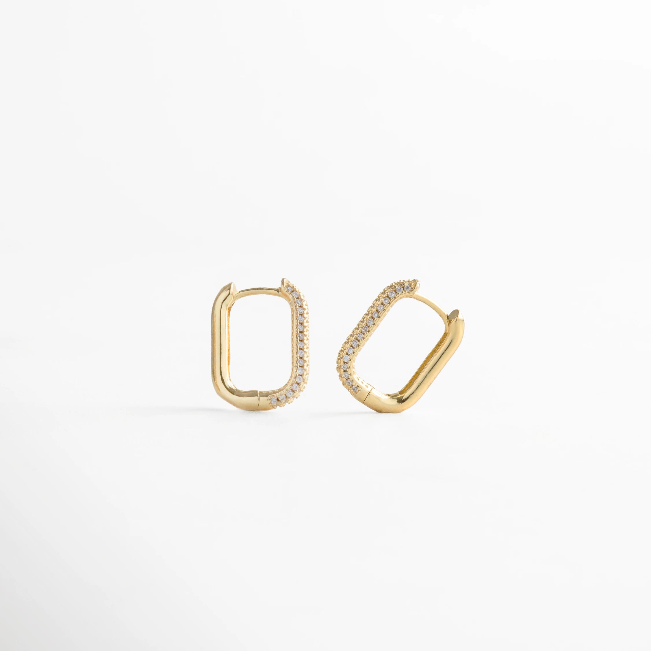 Aretes rectangulares dorados con zirconias, diseño moderno y elegante, Aros dorados con incrustaciones brillantes, estilo sofisticado y versátil.