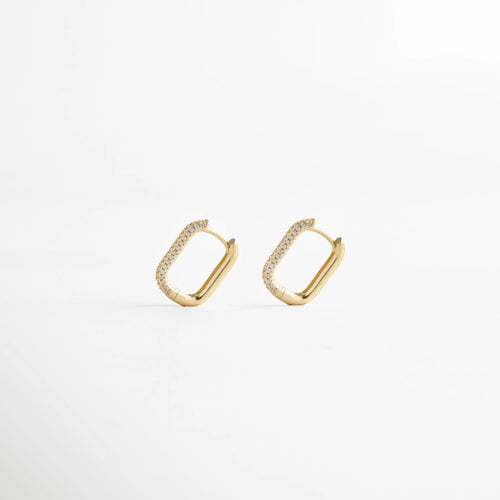 Aretes dorados rectangulares con incrustaciones de piedras brillantes, Aros dorados modernos con zirconias, joyería elegante y atemporal.