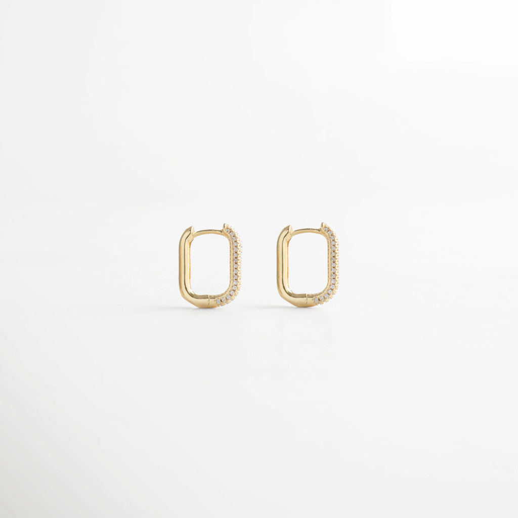 Aretes rectangulares pequeños en tono dorado con detalles brillantes, Arracadas doradas modernas con incrustaciones de zirconias.
