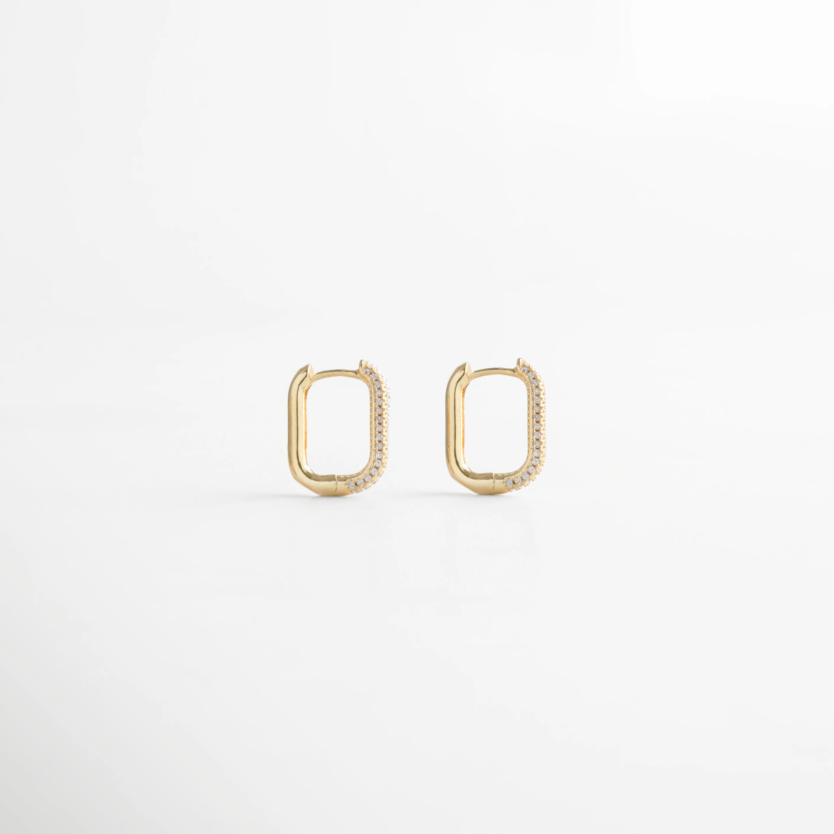 Aretes rectangulares pequeños en tono dorado con detalles brillantes, Arracadas doradas modernas con incrustaciones de zirconias.