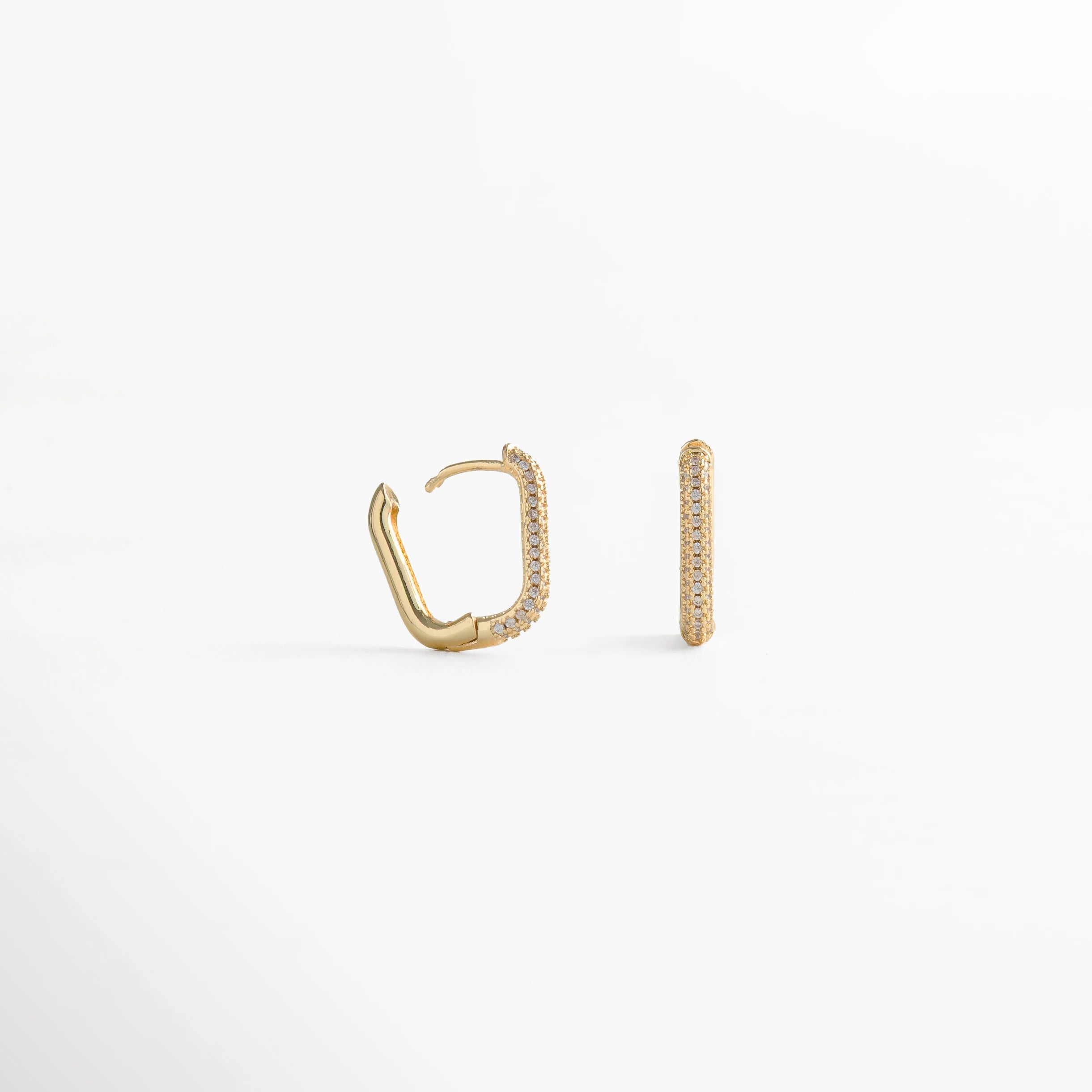 Vista lateral de aretes rectangulares dorados con incrustaciones brillantes, Aretes dorados de diseño geométrico moderno con zirconias.