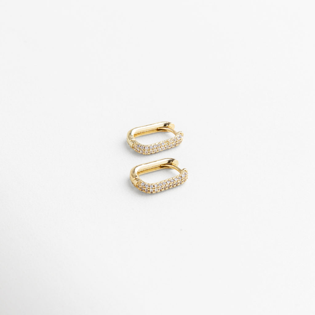 mini aretes dorados tipo hoops con zirconias incrustadas, diseño minimalista y elegante, brillo sutil y sofisticado, joyería moderna y versátil, accesorios dorados chic