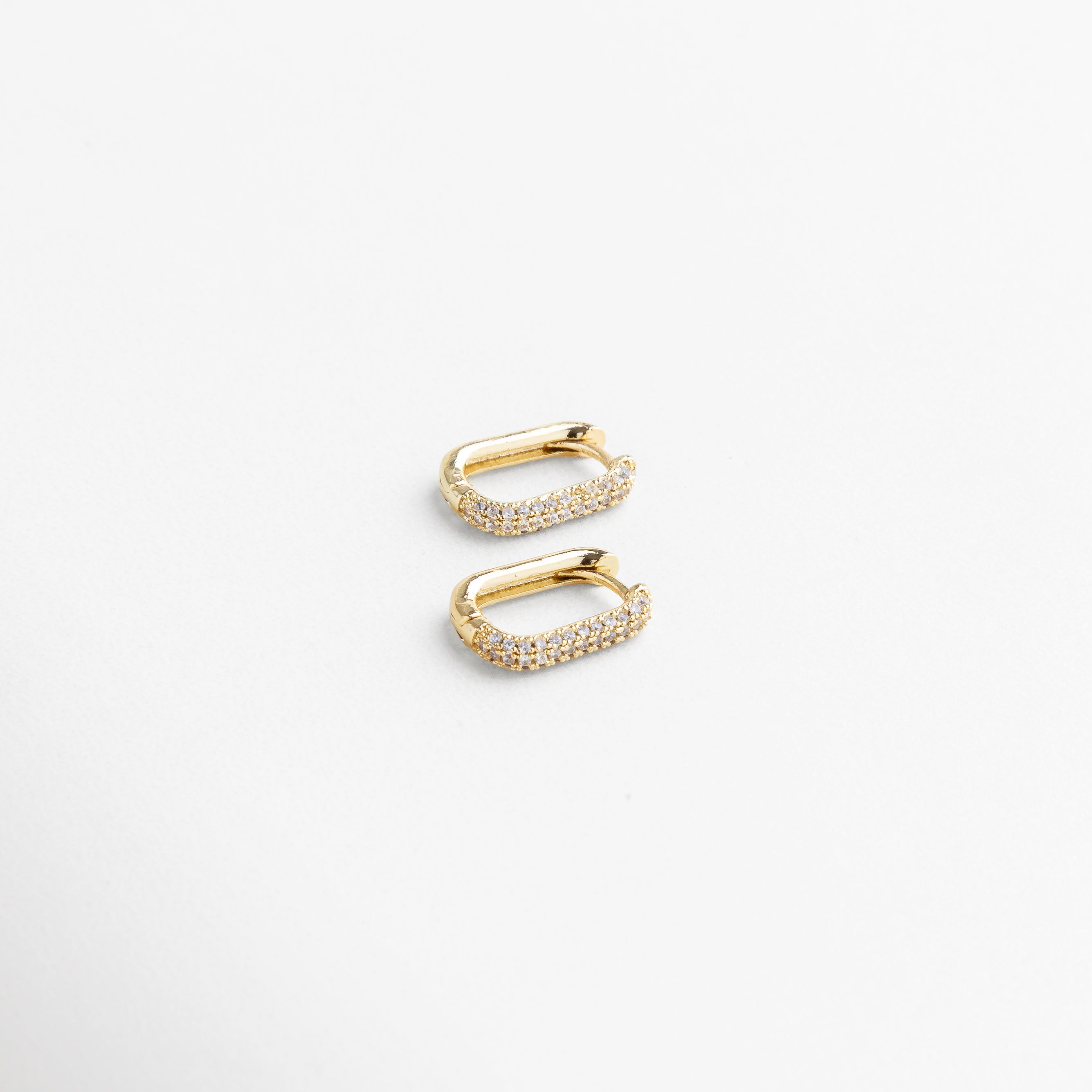 mini aretes dorados tipo hoops con zirconias incrustadas, diseño minimalista y elegante, brillo sutil y sofisticado, joyería moderna y versátil, accesorios dorados chic