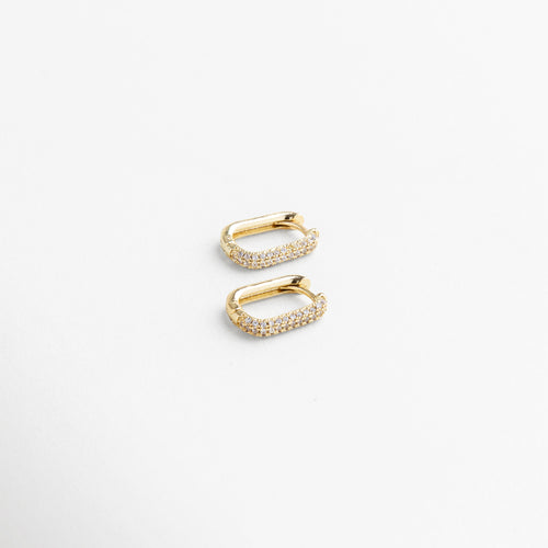 mini aretes dorados tipo hoops con zirconias incrustadas, diseño minimalista y elegante, brillo sutil y sofisticado, joyería moderna y versátil, accesorios dorados chic