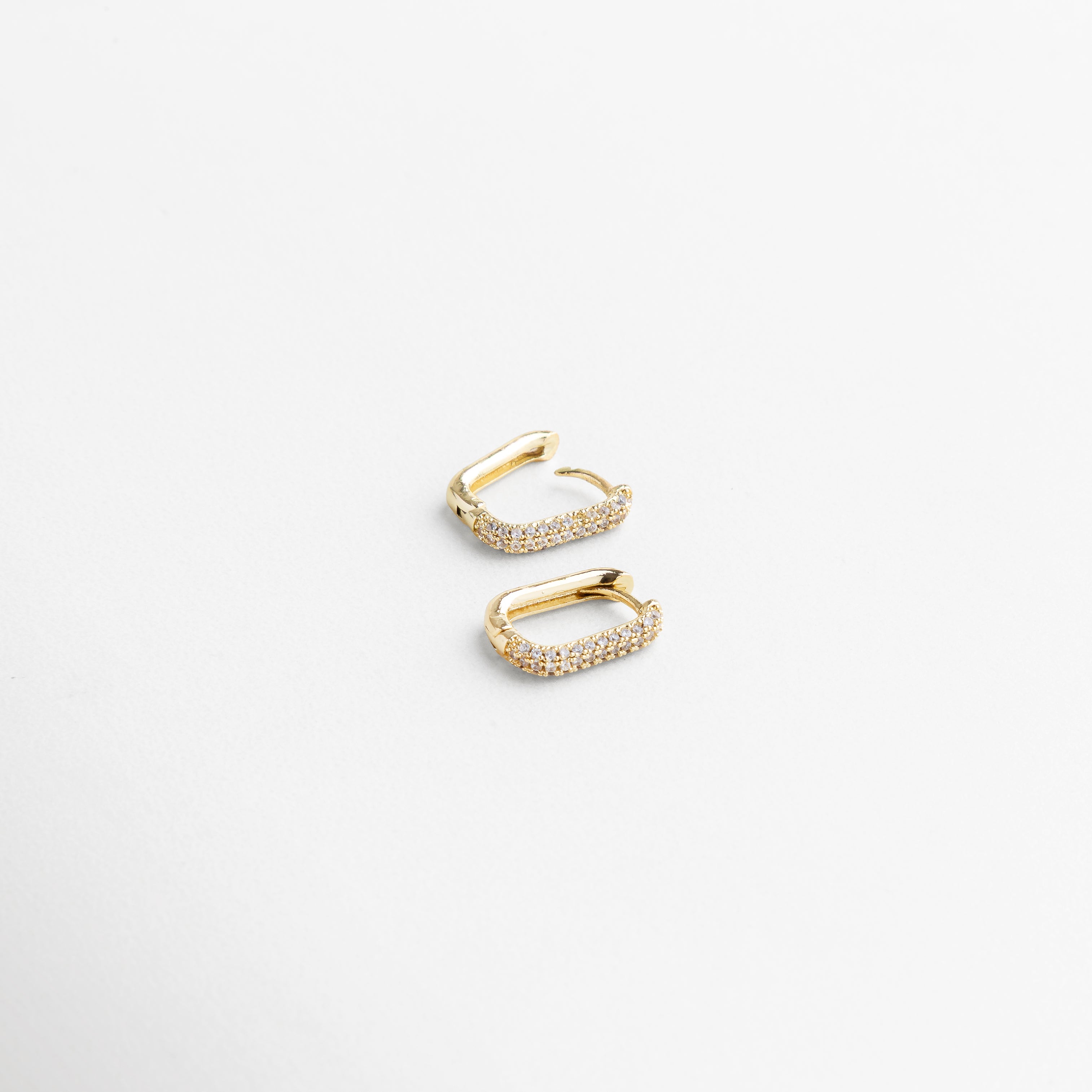 perfil lateral de los mini hoops, proporciones equilibradas y cómodas, acabado enchapado en oro 18K, diseño ligero y ergonómico, pieza perfecta para uso diario o eventos especiales