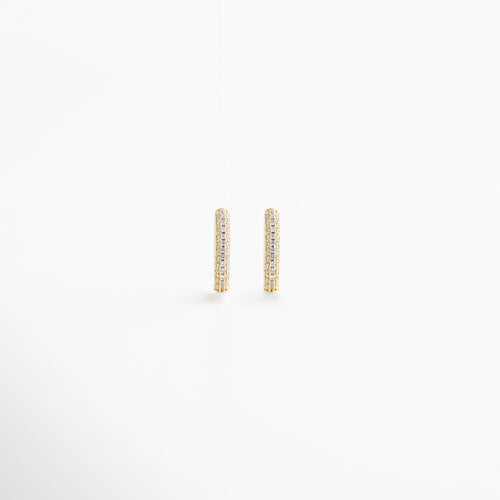 acercamiento a las zirconias en los mini hoops, corte preciso y destellos delicados, engaste simétrico y pulido, acabado dorado brillante, detalle lujoso y contemporáneo