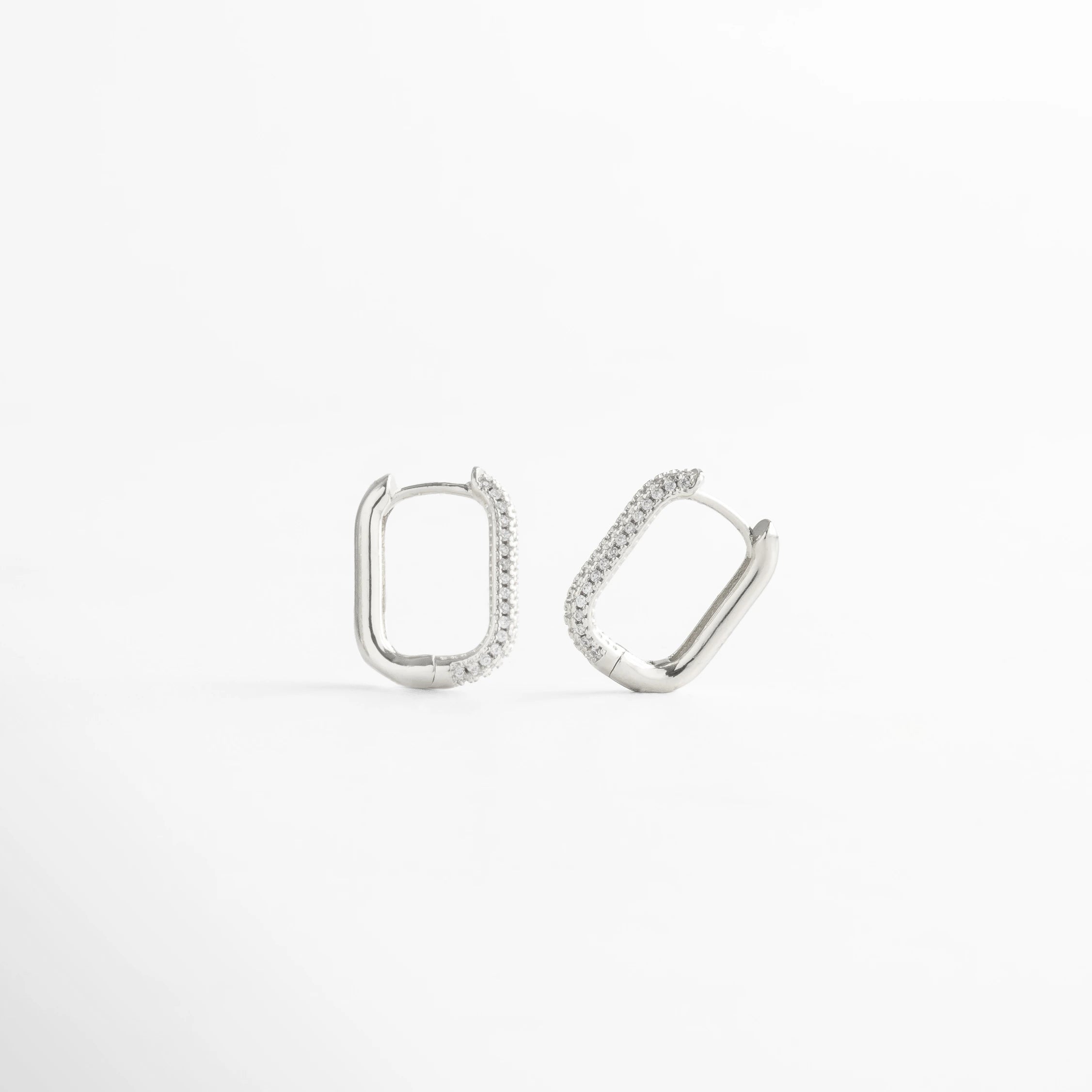 Aretes rectangulares plateados con zirconias, diseño moderno y elegante, Aros de plata con incrustaciones brillantes, estilo sofisticado y versátil.