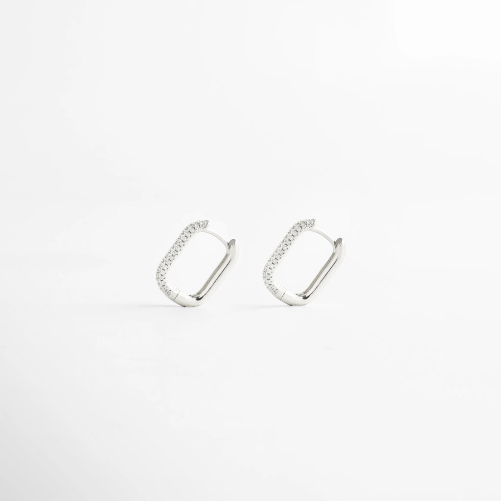 Aretes plateados rectangulares con incrustaciones de piedras brillantes, Aros plateados modernos con zirconias, joyería elegante y atemporal.