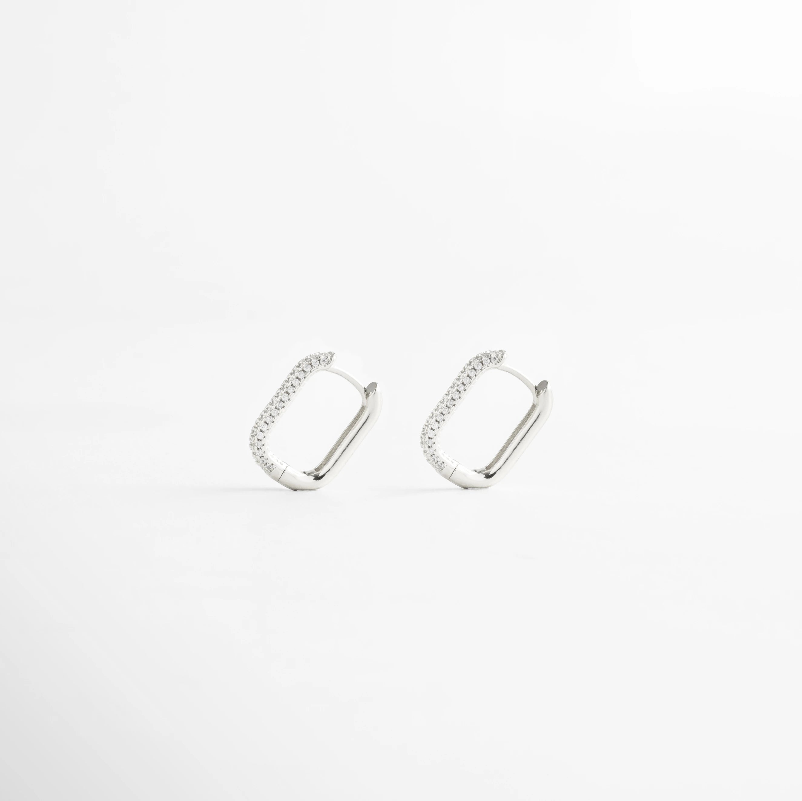 Aretes plateados rectangulares con incrustaciones de piedras brillantes, Aros plateados modernos con zirconias, joyería elegante y atemporal.