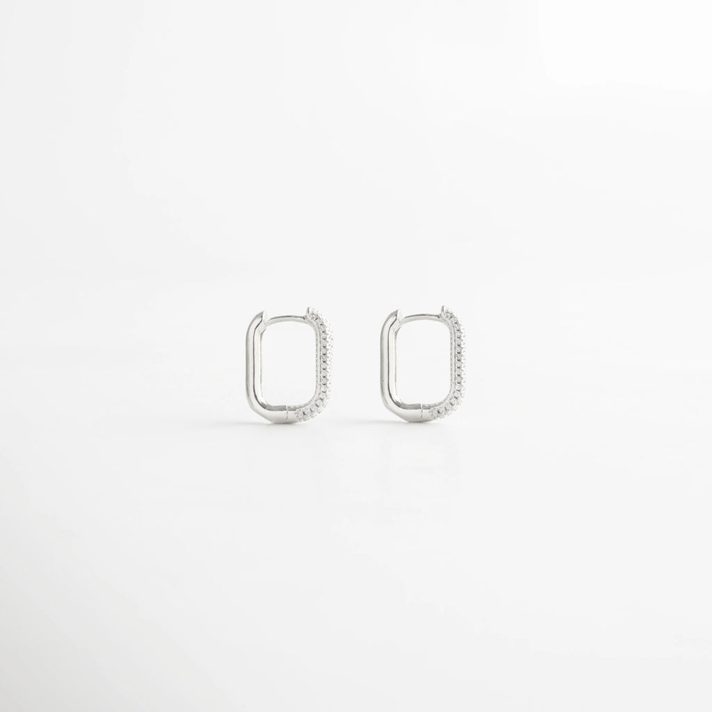 Aretes rectangulares pequeños en tono plateado con detalles brillantes, Arracadas plateadas modernas con incrustaciones de zirconias.