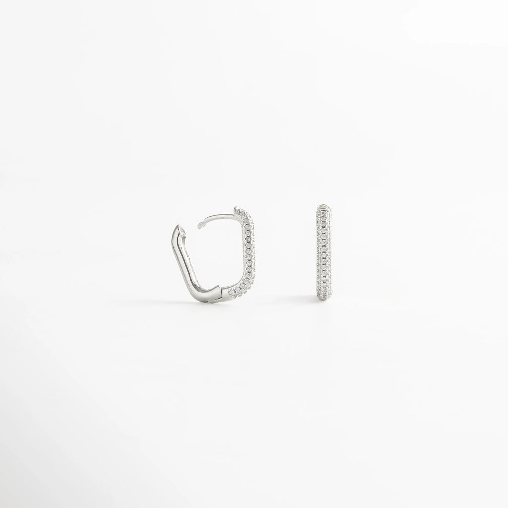 Vista lateral de aretes rectangulares plateados con incrustaciones brillantes, Aretes plateados de diseño geométrico moderno con zirconias.