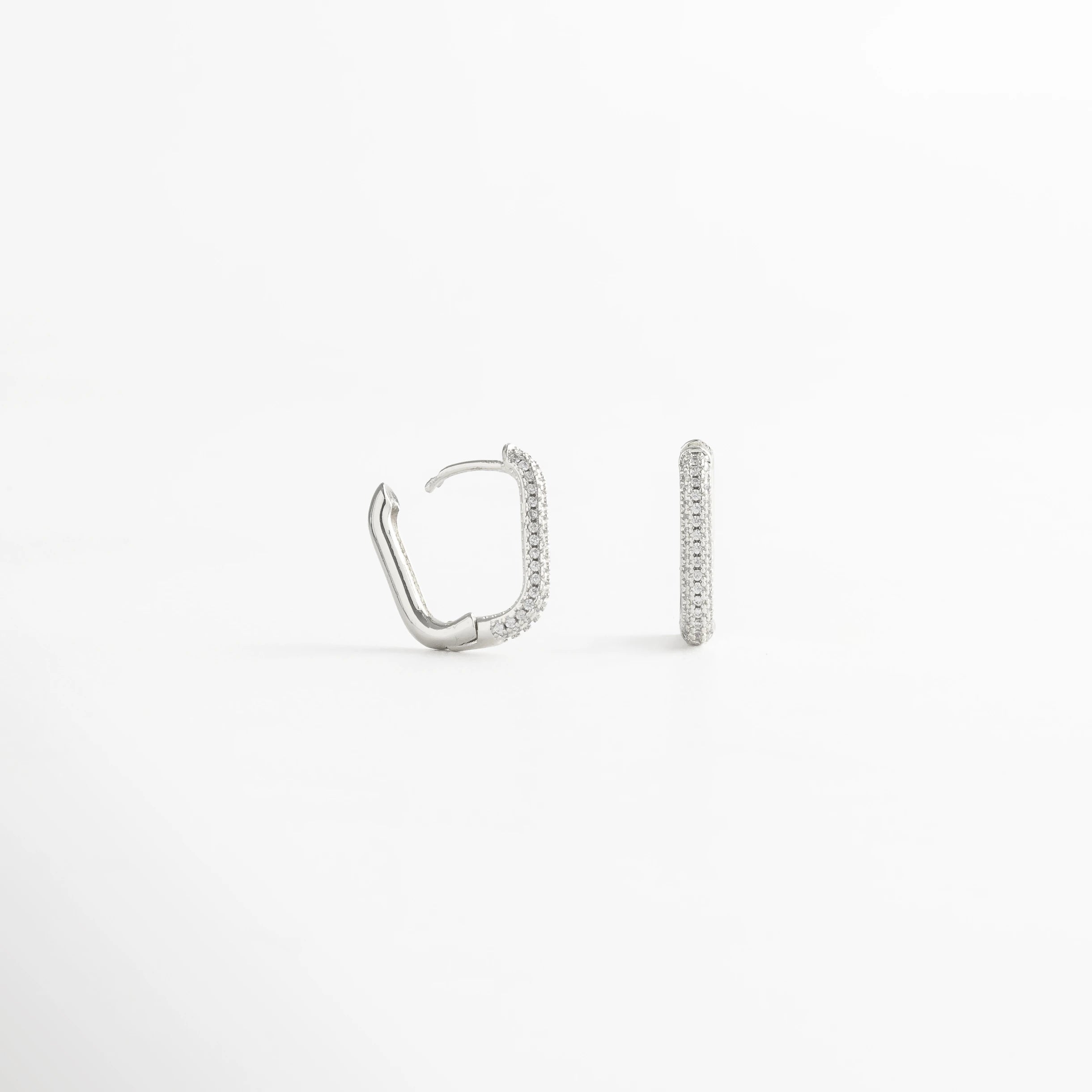 Vista lateral de aretes rectangulares plateados con incrustaciones brillantes, Aretes plateados de diseño geométrico moderno con zirconias.