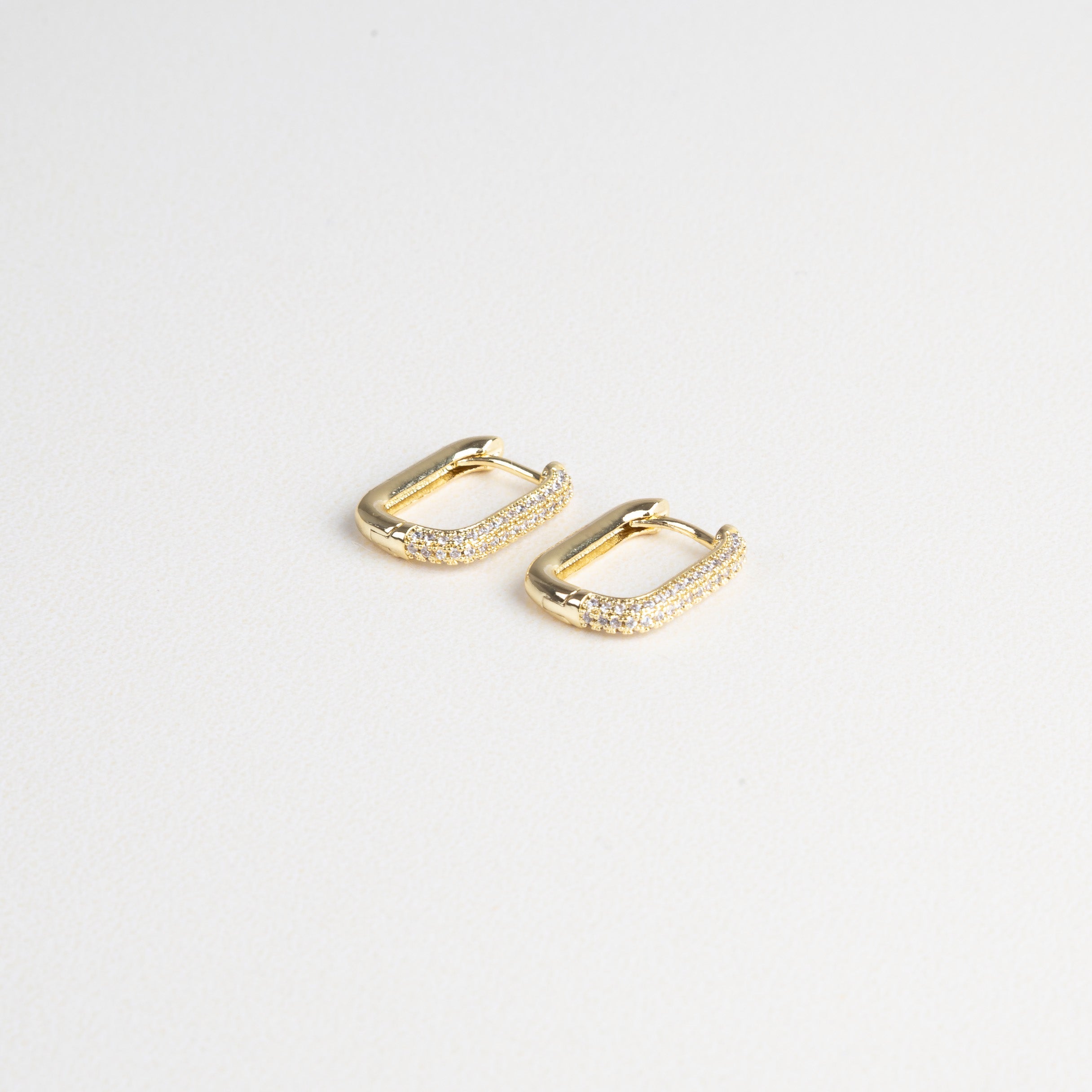 aretes arracadas, arracadas en tendencia, diseño atemporal, aretes del diario, joyería con zirconias
