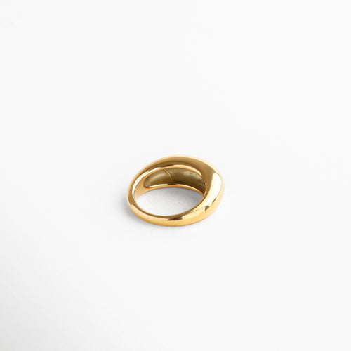 Vista superior del anillo Katerina Golden, mostrando la parte más alta de 7 mm y su forma contemporánea. Anillo Katerina Golden capturado desde arriba, resaltando su volumen y superficie dorada pulida. Toma cenital del anillo en acero inoxidable con chapa de oro, ideal para lucir en combinaciones de joyería. Anillo dorado Katerina Golden desde vista superior, destacando su diseño bold y elegante.Perspectiva superior del anillo Katerina, con acabado en oro de 18K y líneas curvas sofisticadas