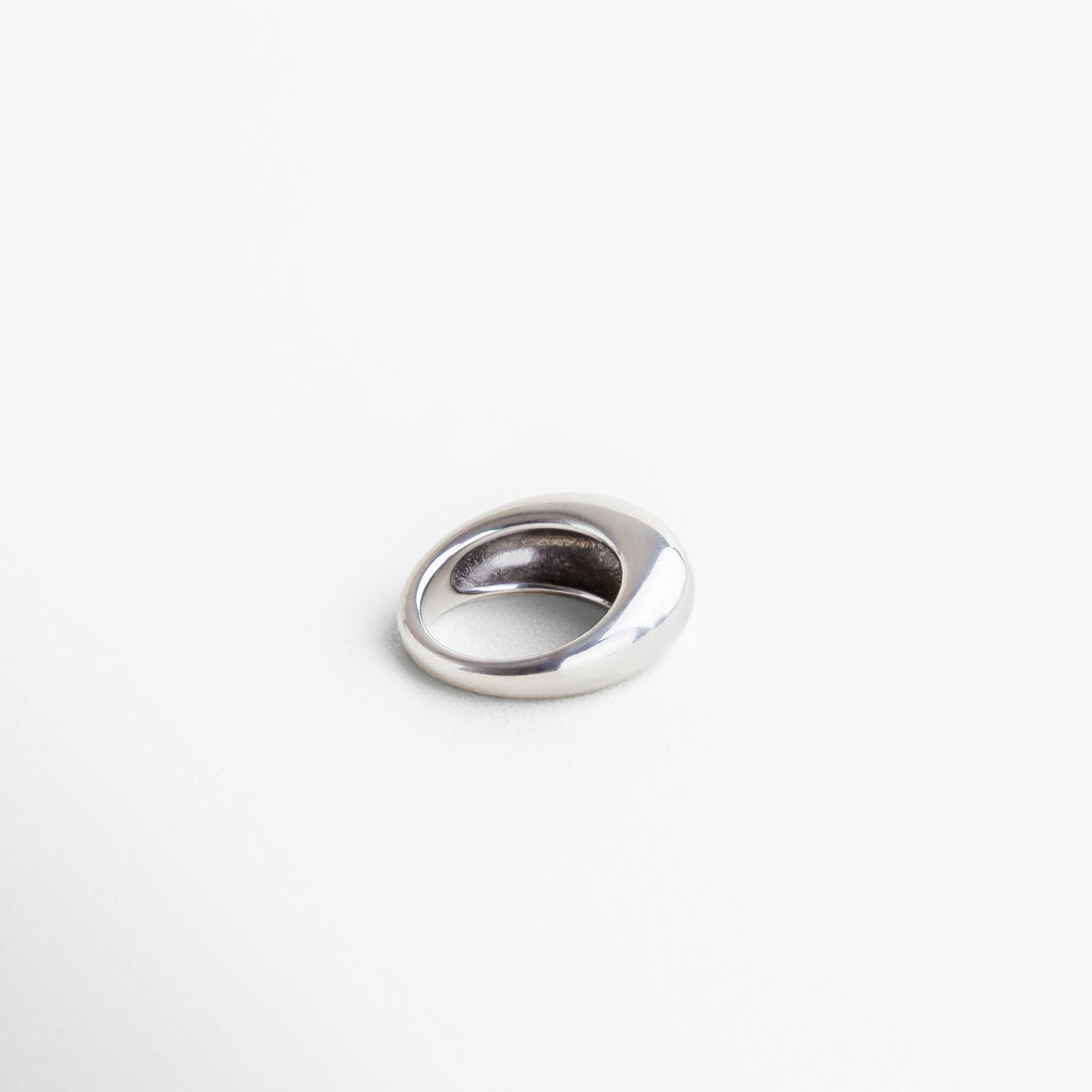 Anillo Katerina plateado visto de perfil, mostrando su silueta moderna y altura de 7 mm en acero pulido. Vista lateral del anillo Katerina en tono plateado, resaltando su curvatura elegante y diseño audaz. Anillo en acero inoxidable plateado desde el lado, con estilo minimalista pero impactante.Detalle lateral del anillo Katerina plateado, ideal para combinar con looks modernos o accesorios múltiples. Perfil del anillo Katerina en acabado metálico brillante, con diseño original y estructura 