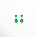 Aretes chapados en platino con zirconias brillantes, Diseño elegante con forma curva y glamorosaJoyería femenina con acabado espejo, Aretes pequeños de 2.5 cm con presencia sofisticada, Par de aretes con destellos sutiles para eventos especiales 