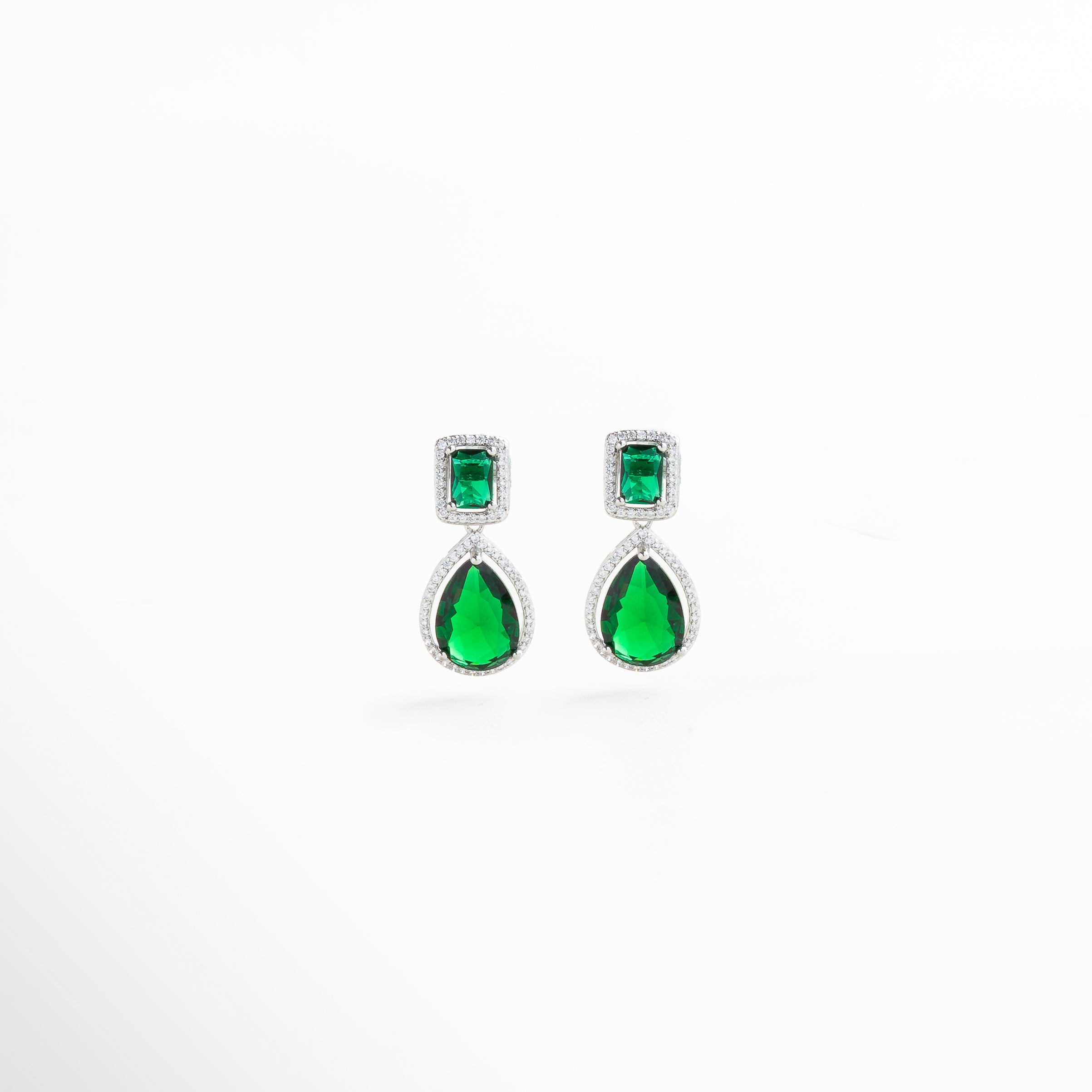 Aretes chapados en platino con zirconias brillantes, Diseño elegante con forma curva y glamorosaJoyería femenina con acabado espejo, Aretes pequeños de 2.5 cm con presencia sofisticada, Par de aretes con destellos sutiles para eventos especiales 
