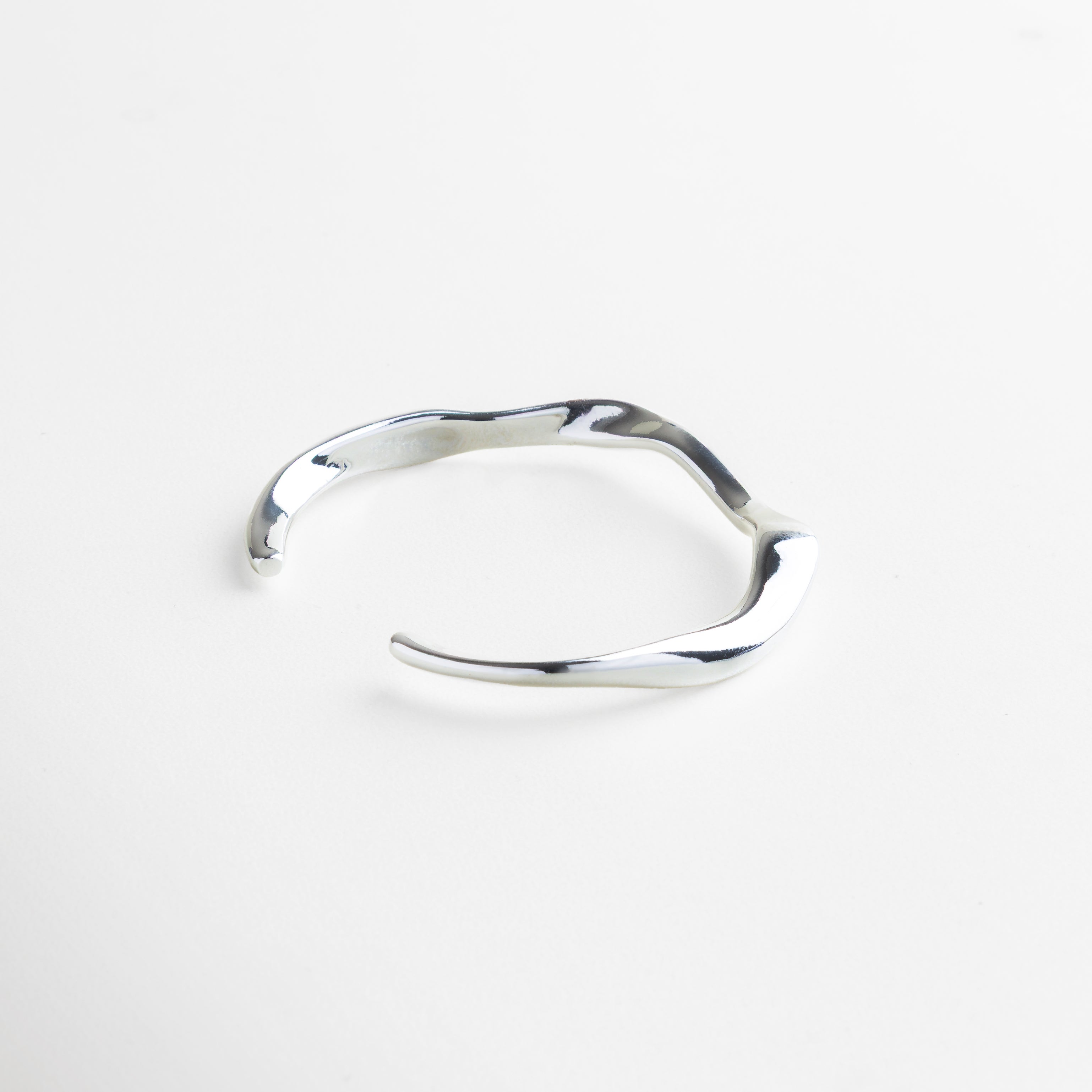 Brazalete rígido sin cierre, diseño de pulsera abierta, Ajuste cómodo para muñecas medianas de 7.1 cm, Pieza fácil de colocar con estructura ergonómica, Acero inoxidable resistente para uso diario, Diseño ligero y cómodo para todo momento