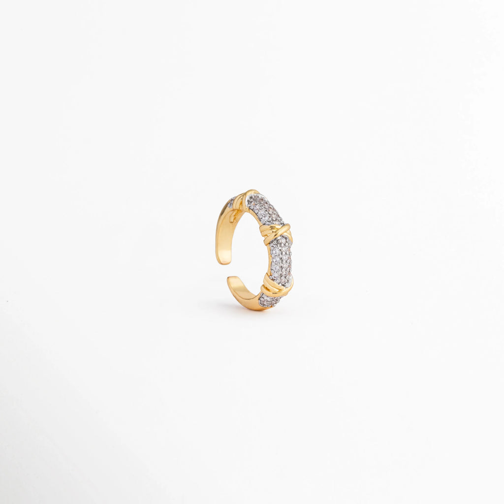 Anillo Kira ajustable en oro 18K con zirconias brillantes y diseño elegante, Anillo dorado con incrustaciones de zirconia y acabado brillante pulido, Anillo ajustable de cobre chapado en oro con detalles de zirconia, Anillo elegante con zirconias y diseño clásico de líneas limpias, Anillo dorado ajustable con destellos de zirconia y estilo sofisticado