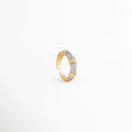 Anillo Kira ajustable en oro 18K con zirconias brillantes y diseño elegante, Anillo dorado con incrustaciones de zirconia y acabado brillante pulido, Anillo ajustable de cobre chapado en oro con detalles de zirconia, Anillo elegante con zirconias y diseño clásico de líneas limpias, Anillo dorado ajustable con destellos de zirconia y estilo sofisticado