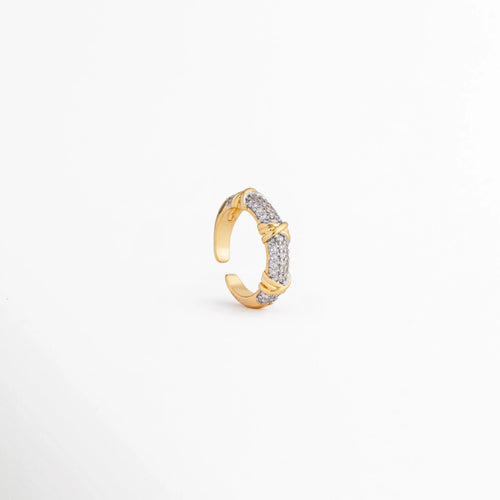 Anillo Kira ajustable en oro 18K con zirconias brillantes y diseño elegante, Anillo dorado con incrustaciones de zirconia y acabado brillante pulido, Anillo ajustable de cobre chapado en oro con detalles de zirconia, Anillo elegante con zirconias y diseño clásico de líneas limpias, Anillo dorado ajustable con destellos de zirconia y estilo sofisticado