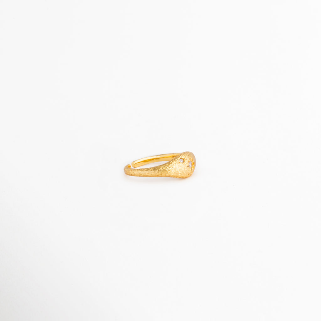 Vista lateral de anillo Golden Solaris ajustable, Perfil de anillo dorado con diseño abierto y contemporáneo., Detalle lateral de anillo con acabado metálico brillante, Anillo ajustable con zirconia y estilo versátil, Vista lateral de anillo elegante para cualquier ocasión.